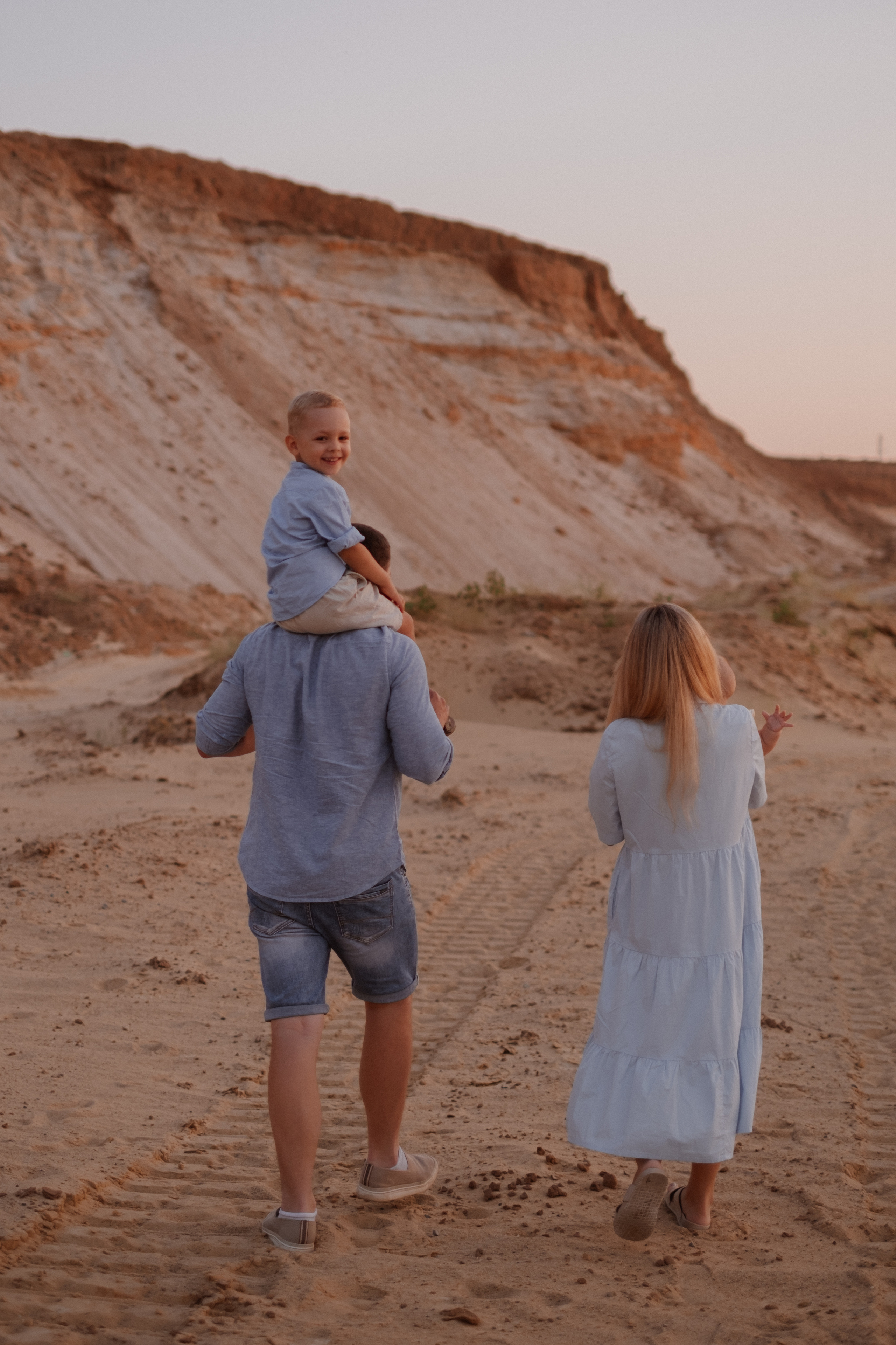 Песчаный карьер Катя + Женя +Макс + Вика. Свадебный и семейный фотограф г. Волгоград Биленко Ангелина