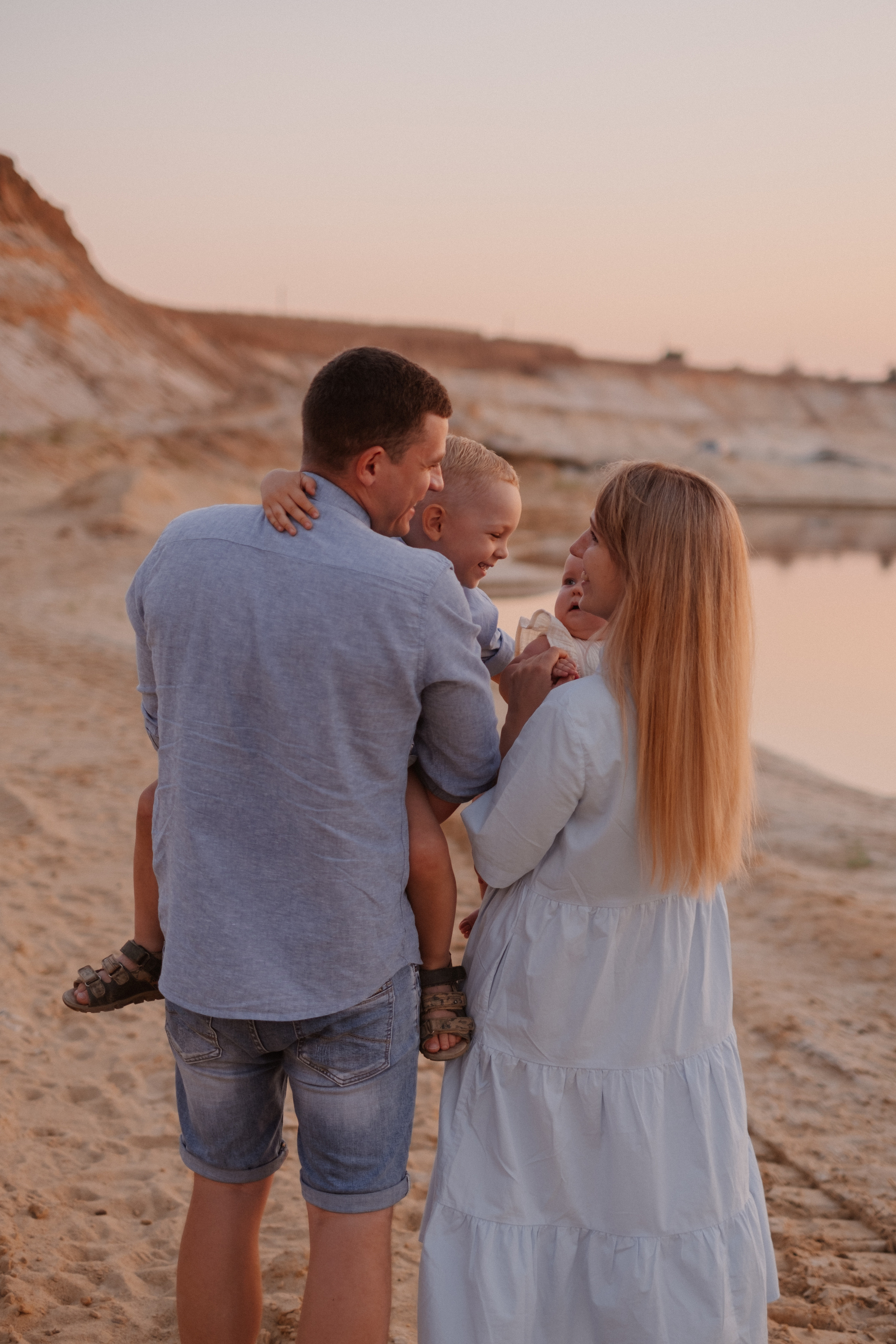 Песчаный карьер Катя + Женя +Макс + Вика. Свадебный и семейный фотограф г. Волгоград Биленко Ангелина