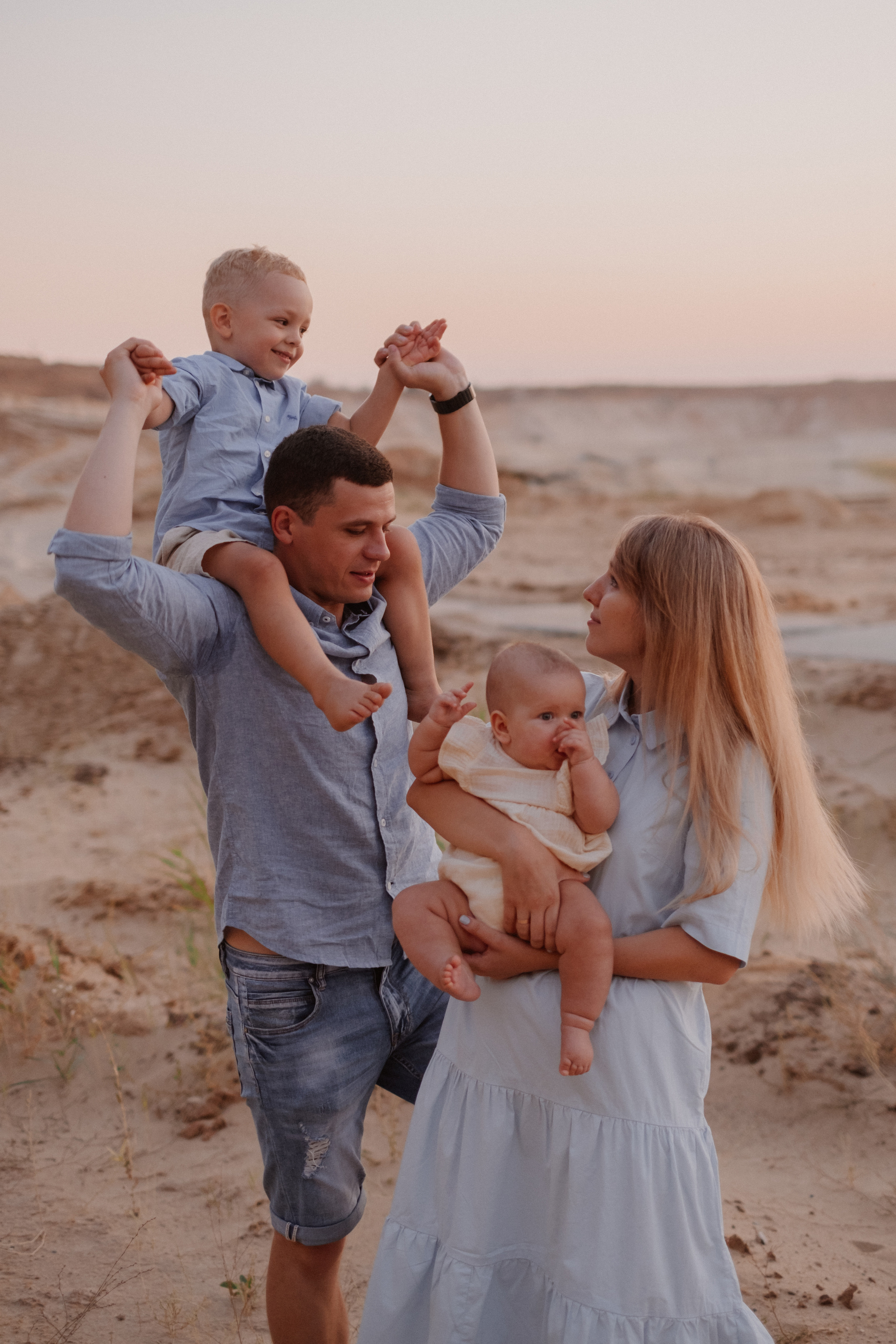 Песчаный карьер Катя + Женя +Макс + Вика. Свадебный и семейный фотограф г. Волгоград Биленко Ангелина