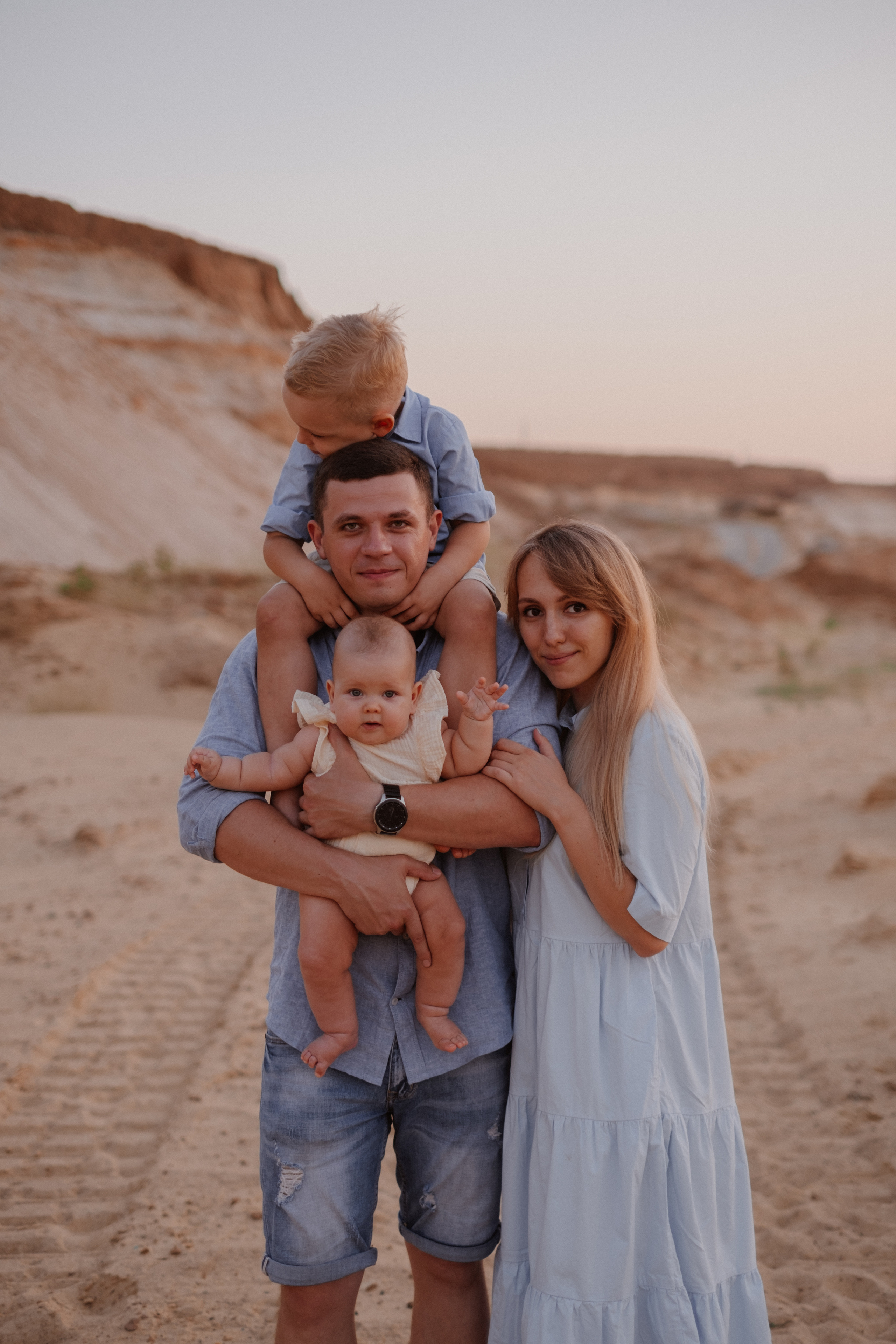 Песчаный карьер Катя + Женя +Макс + Вика. Свадебный и семейный фотограф г. Волгоград Биленко Ангелина