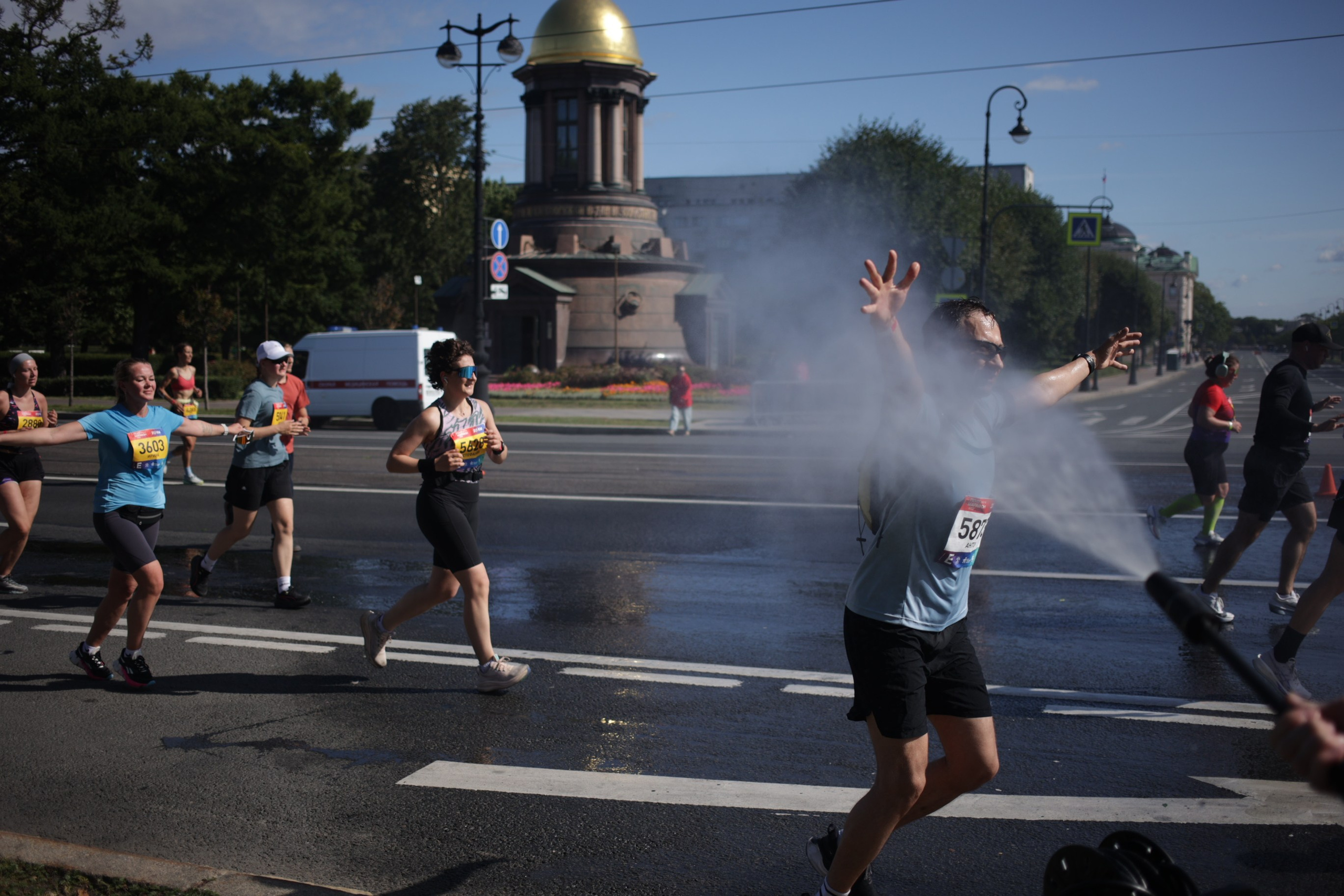 Полумарафон в Санкт-Петербурге все фотографии. პორტრეტის სტუდიის ფოტოგრაფი სენაკში დენის მილუტინი