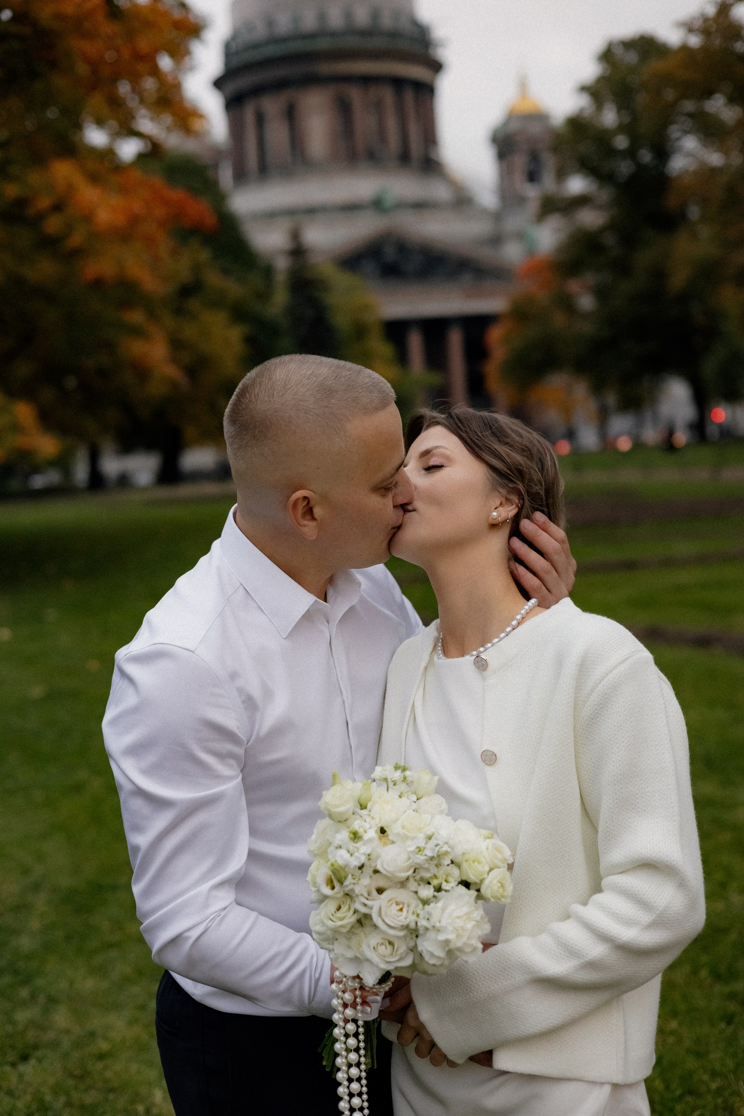 Свадебная прогулка у Исаакия. Свадебный фотограф в Санкт-Петербурге Ксения Кобышева