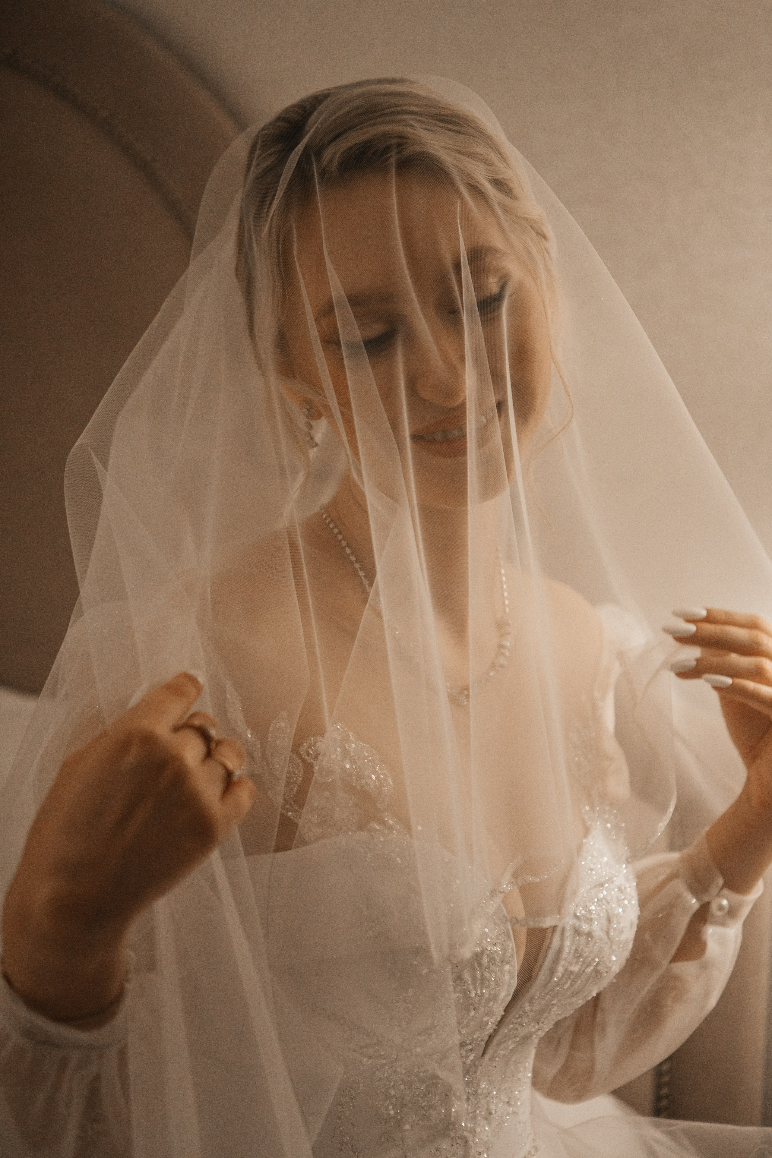 Евгения и Николай утренние сборы. Свадебный фотограф Виктория Чуйко Магнитогорск. Визуал для бизнеса