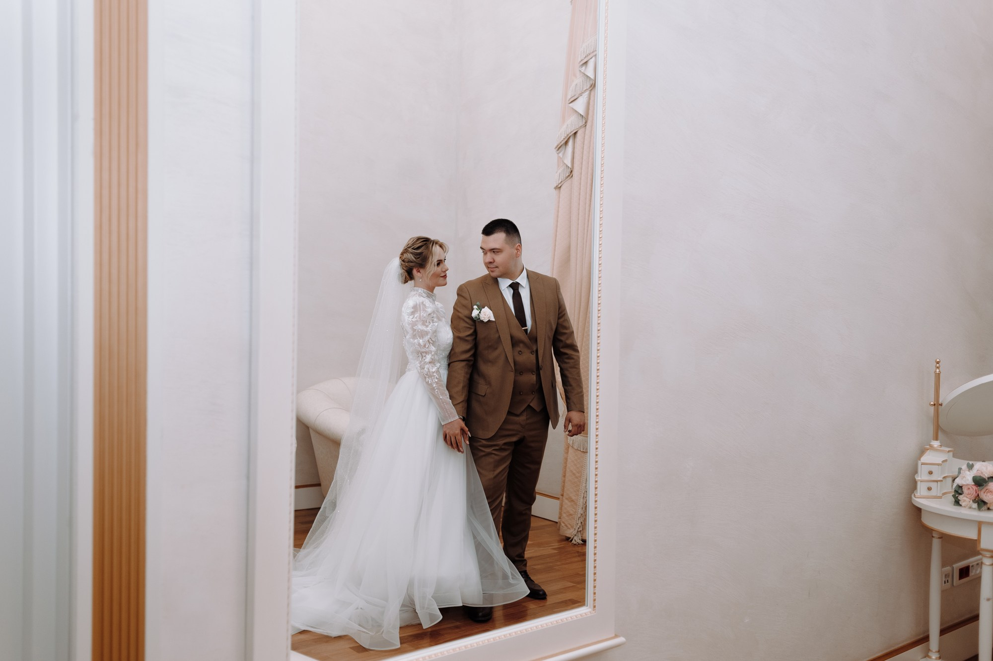 Свадебный фотограф в Тюмени Дарья Мустафина, портрет невесты в светлых тонах. Портретный фотограф Тюмень Дарья Мустафина