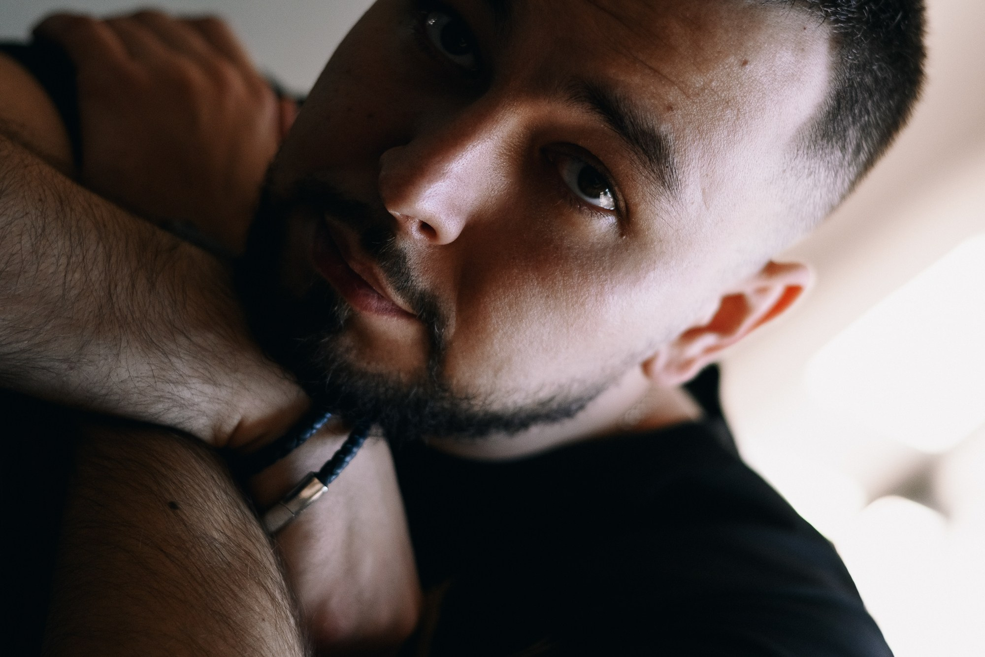 Мужской портрет в студии Тюмень — Фотосессия для мужчин | Дарья Мустафина. Портретный фотограф Тюмень Дарья Мустафина