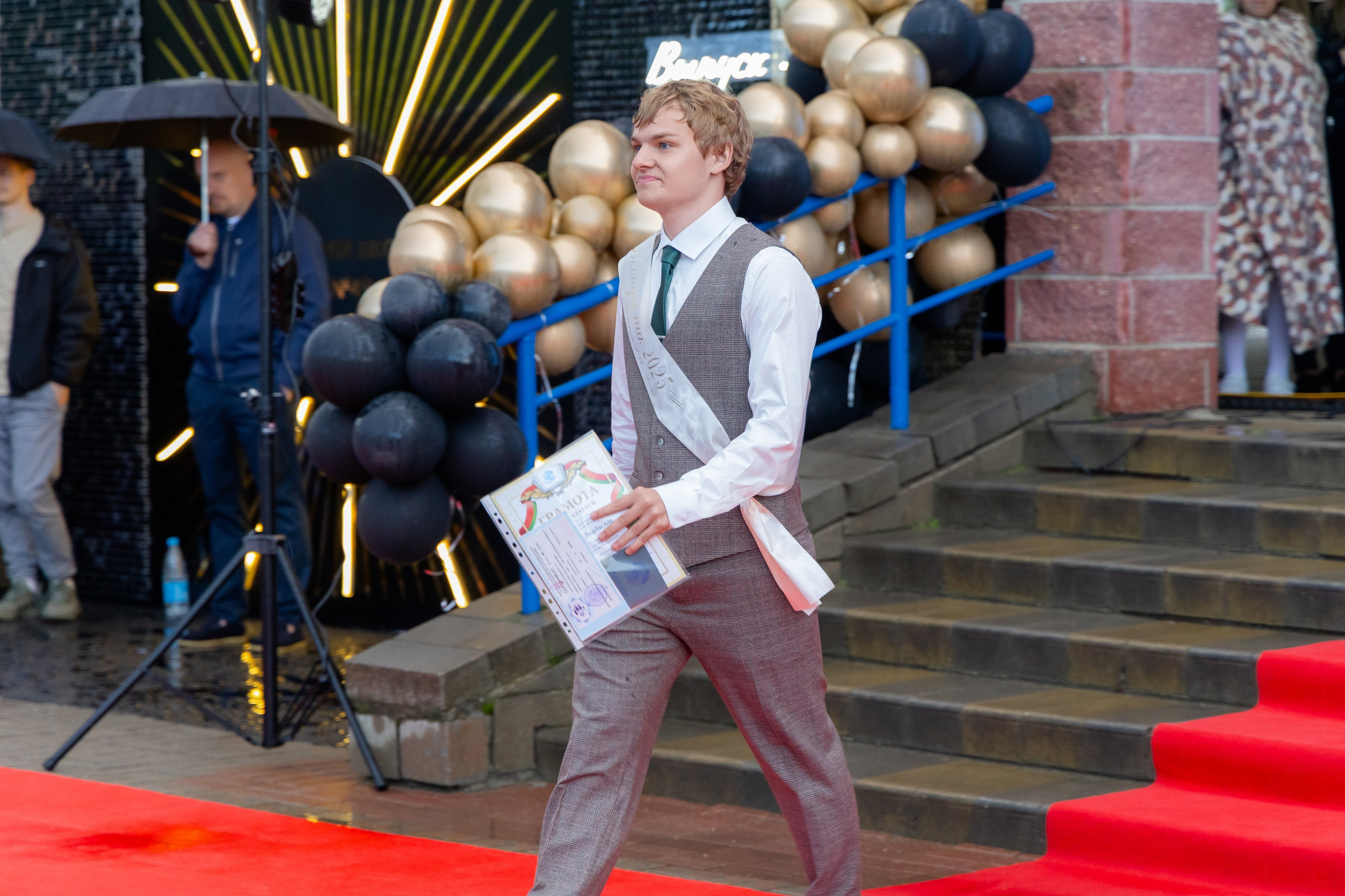 Школьный выпускной 2025 год в Минске, Беларуси. Свадебный фотограф в Минске/Беларуси Сергей Спиридонов