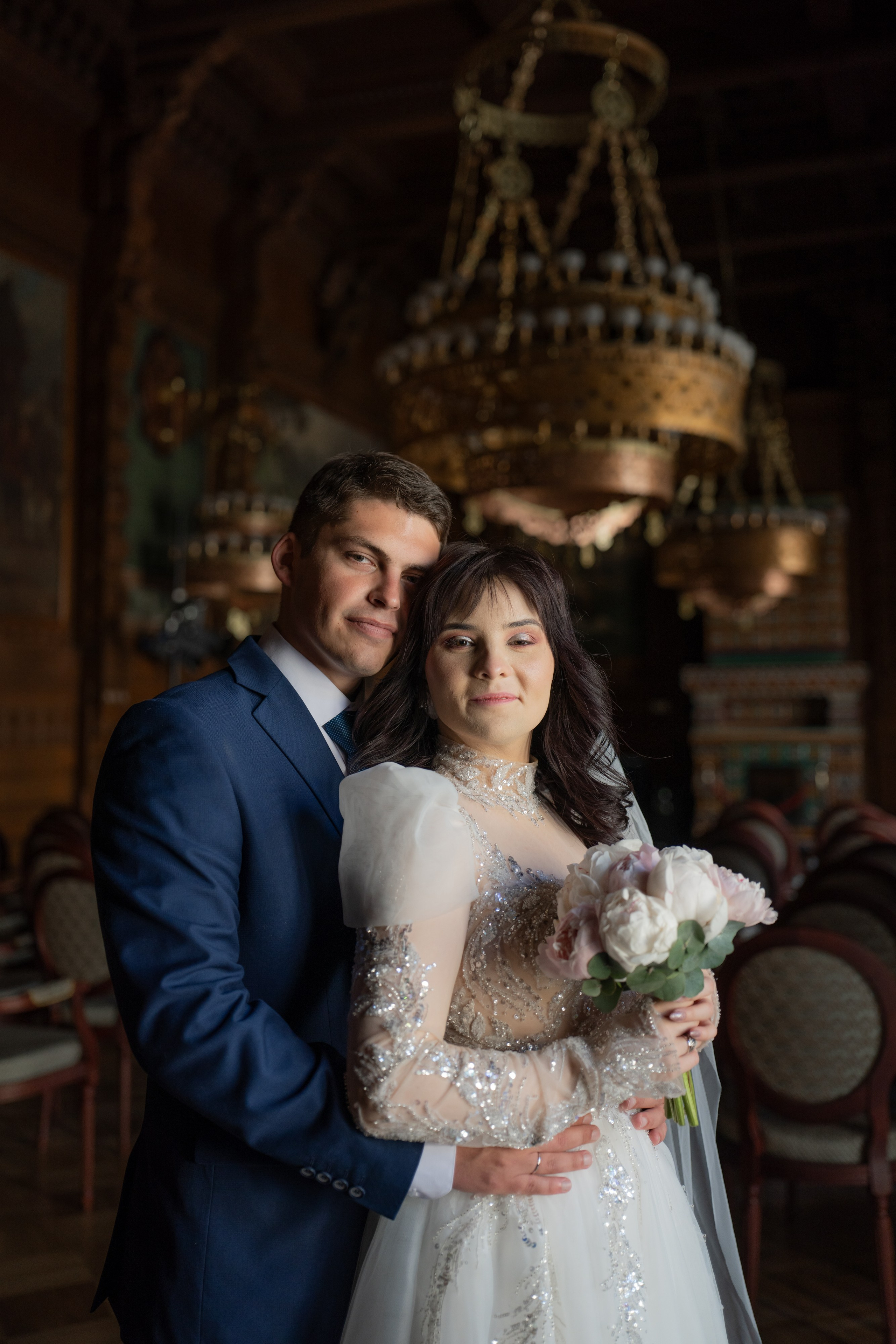 Свадебная фотосессия в Доме ученых, Дворце князя Владимира в Санкт-Петербурге. Портрет жениха с невестой в дубовом зале.