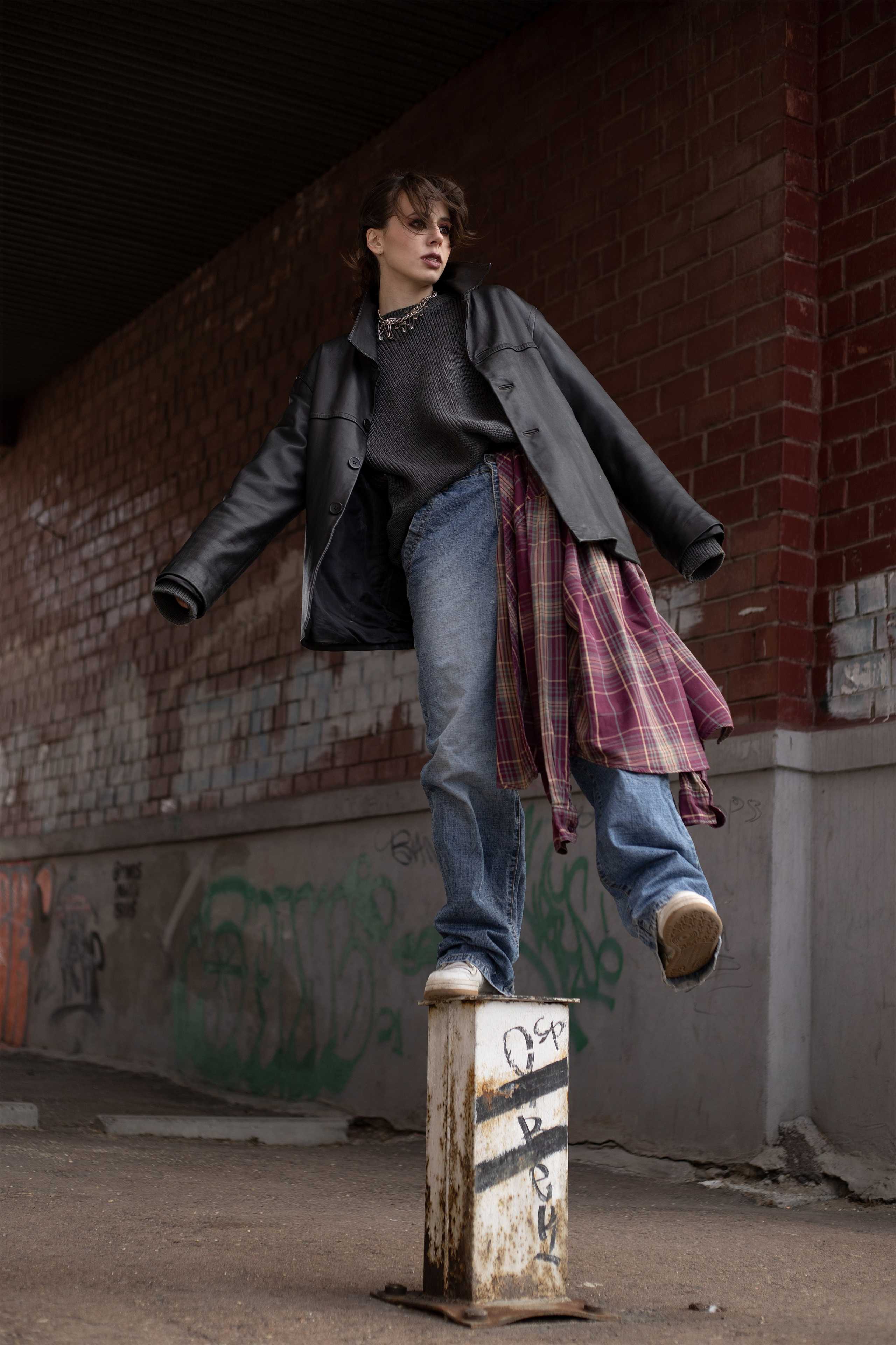 девушка в стиле гранж позирует на улице в ангарске идеи для фото весной