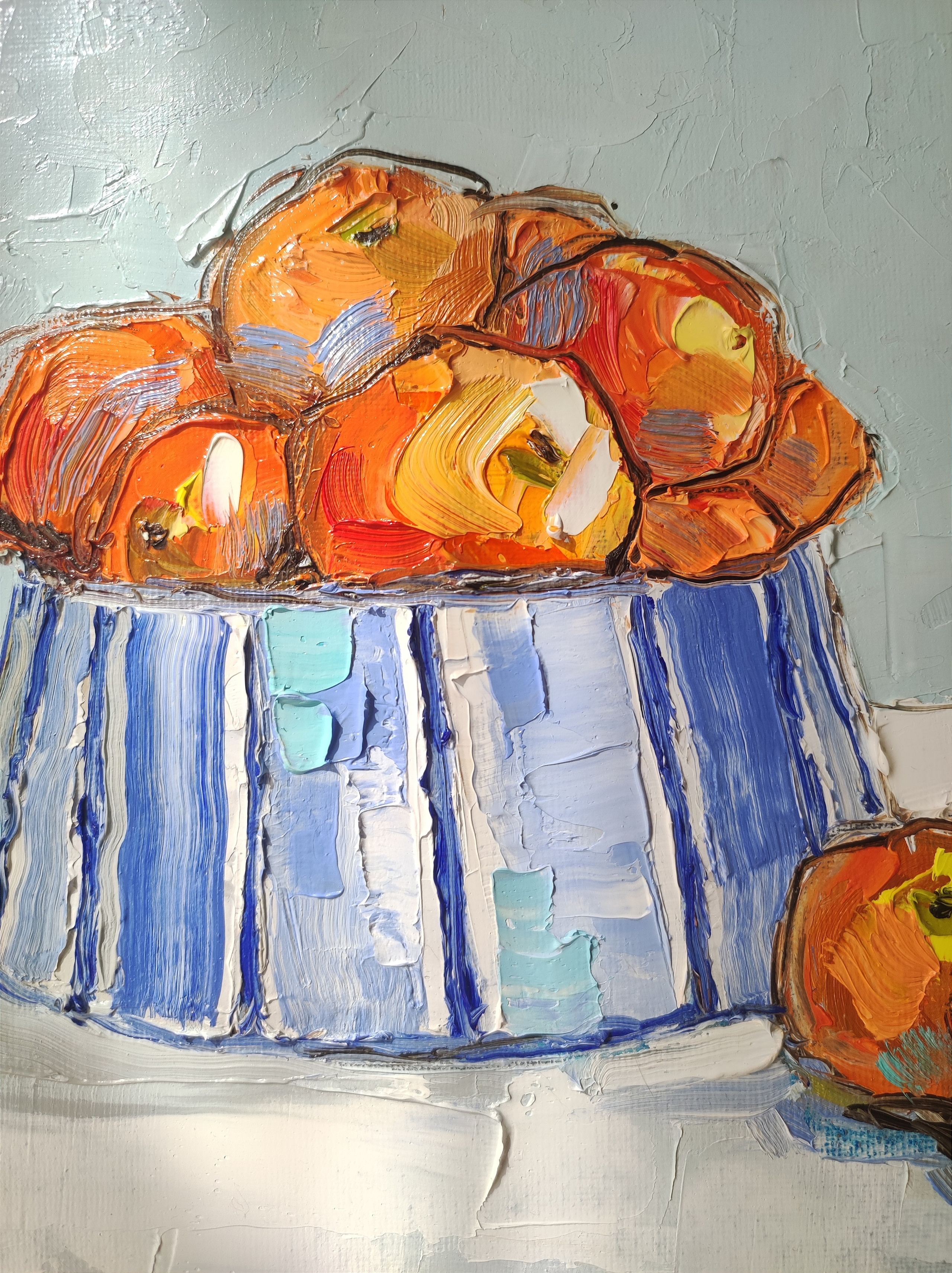 Яркая декоративная картина художника: мандаринки в полосатой вазе, техника импасто.