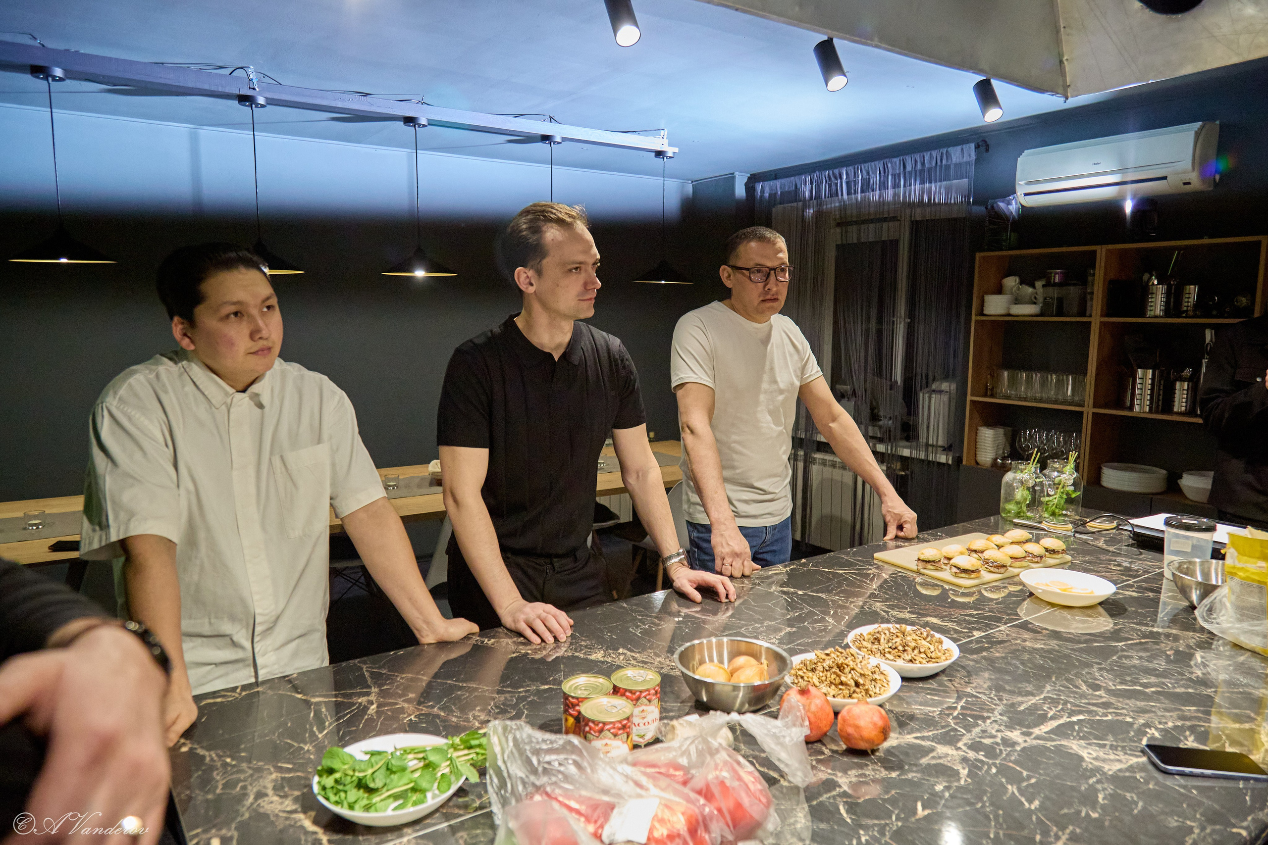 Мужские разговоры на кухне. Фотограф Омск | Александр Вандеров