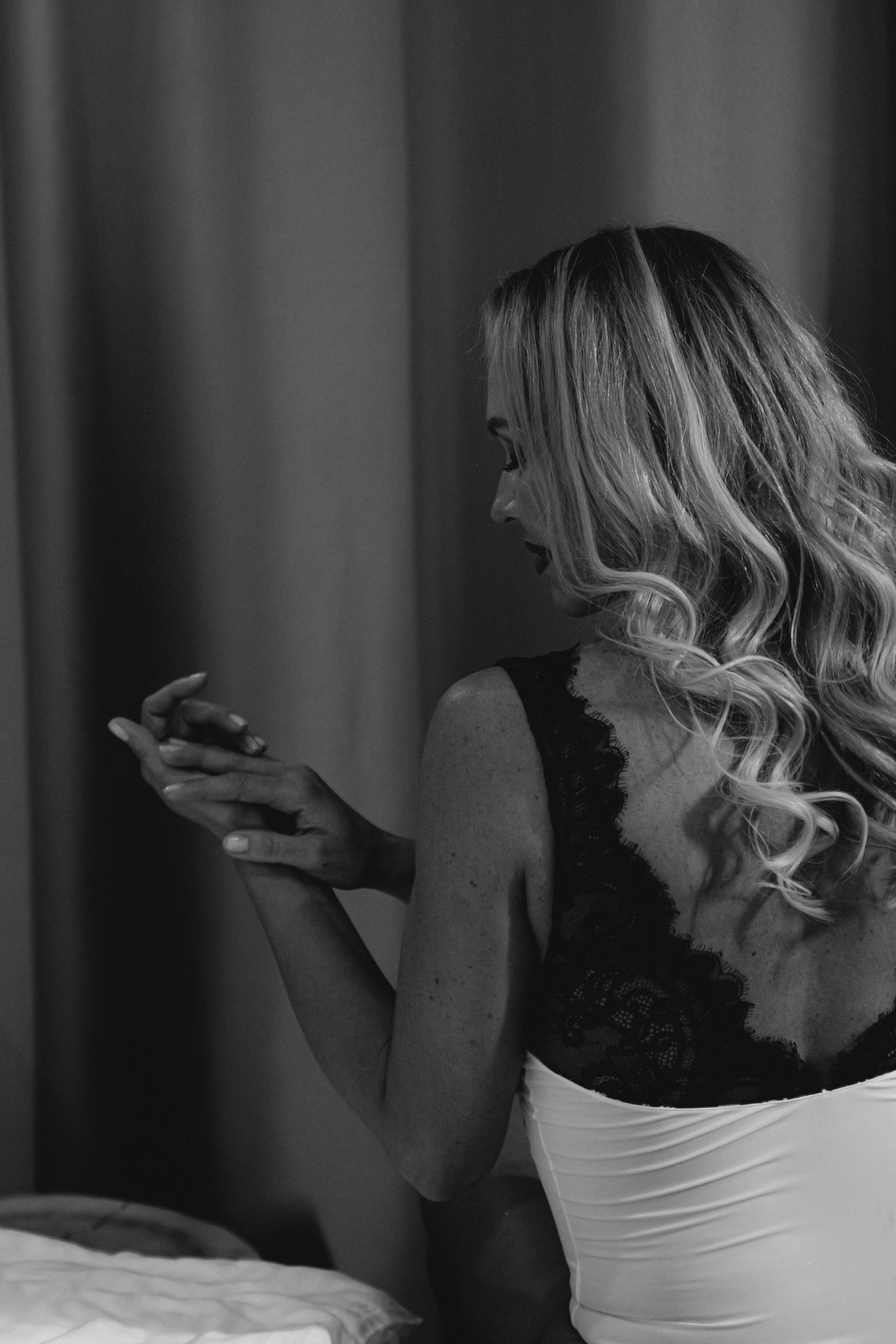 Девушка наслаждается отдыхом в комфортной обстановке своего номера в отеле