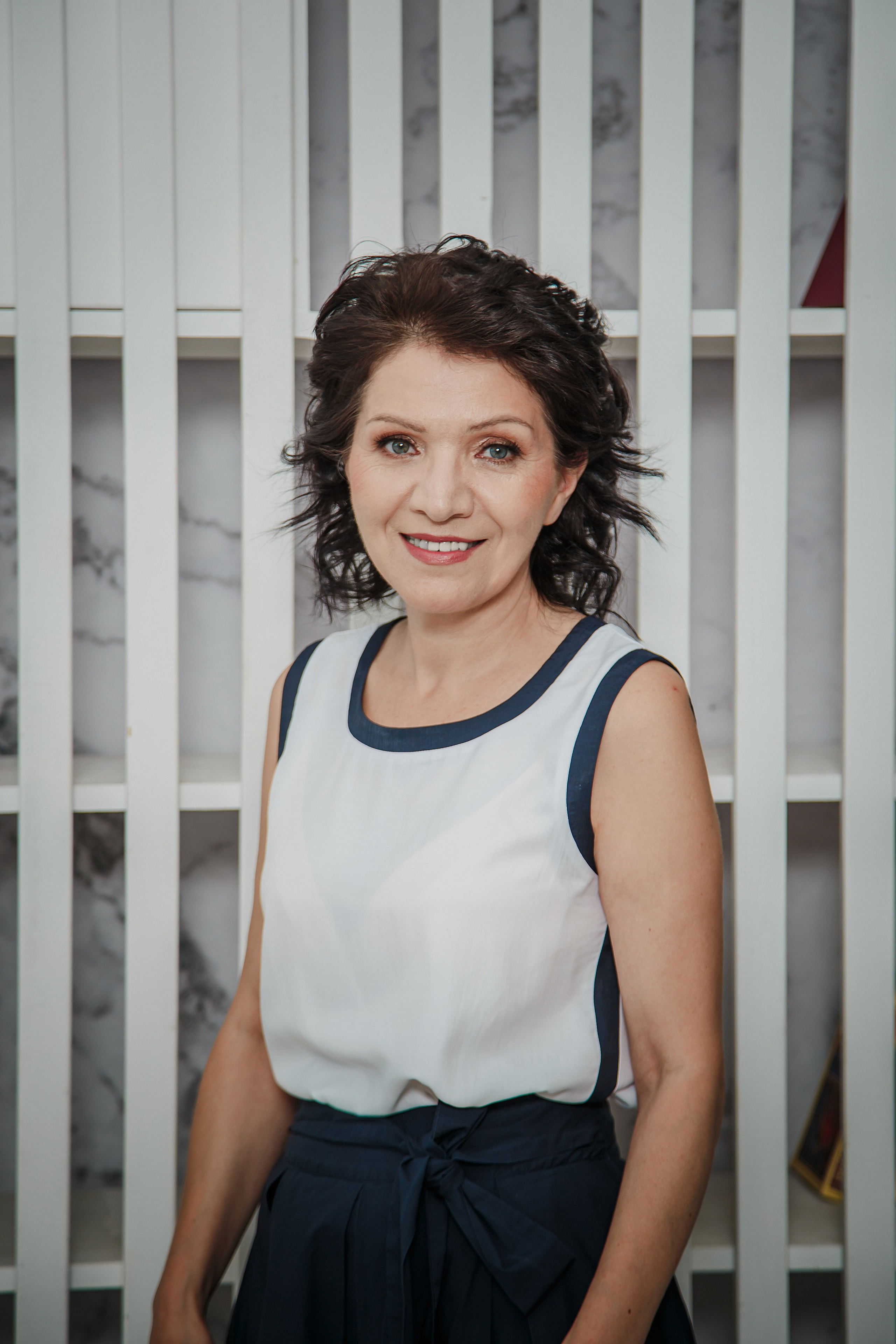 Женский коуч в светлой студии — брендовая фотосессия в Москве, Портрет женского коуча в деловом образе — фотосессия для личного бренда, Фотосессия для эксперта в офисной локации студии Москва, Женский коуч в повседневном образе — контент для соцсетей, Профессиональный бренд-фотограф в Москве — женский коуч, Образ женского коуча для сайта и продвижения в соцсетях, Разнообразные образы на брендовой фотосессии для эксперта, Светлая студия с офисными локациями — фотосессия для коуча, брендовая фотосессия для эксперта, фотосессия для женского коуча, бренд-фотограф Москва, фотосессия личный бренд, фотосессия для сайта, фотосессия для соцсетей, фотосессия для продвижения, фотосессия в студии Москва, фотосессия для эксперта Москва, профессиональная фотосессия для коуча. Катерина Сысуева, Рина Сысуева, rina_sphoto