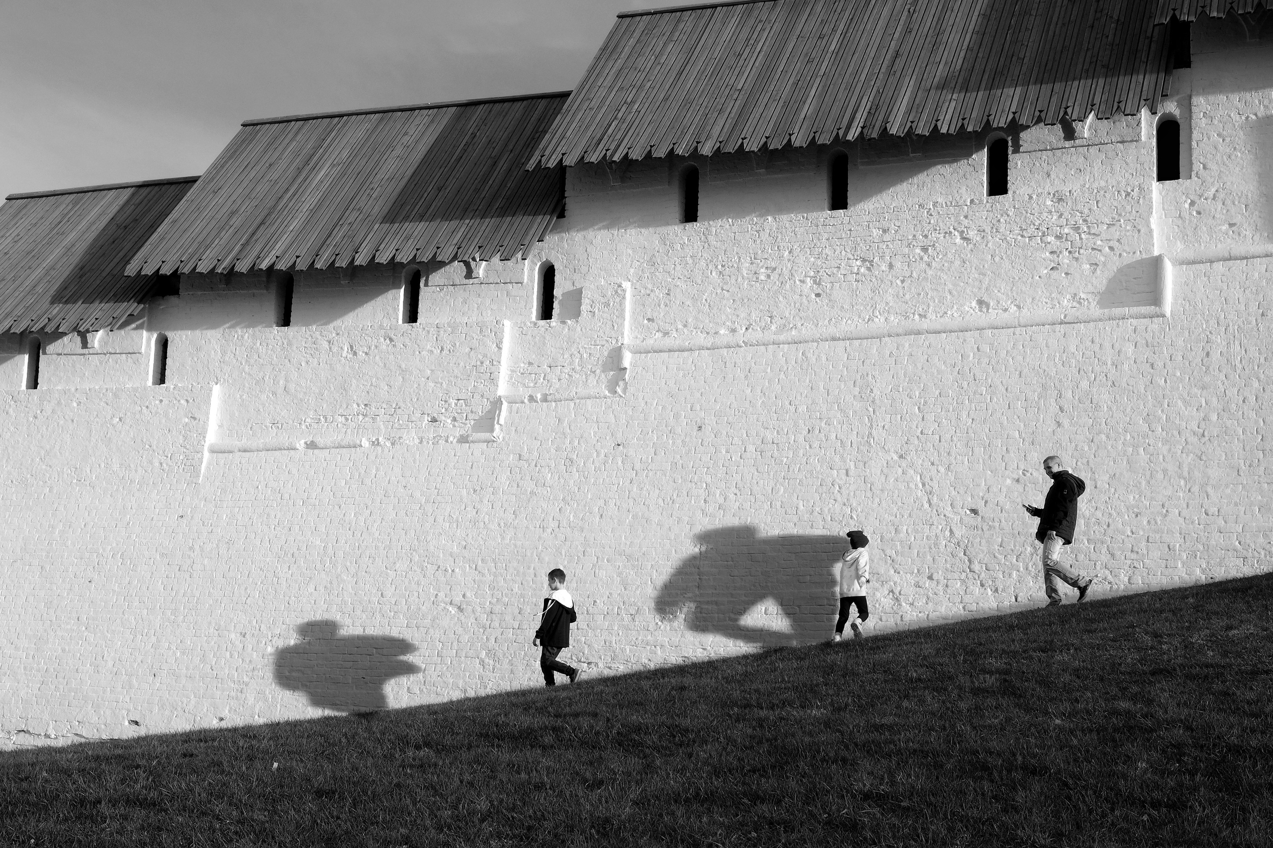 Тени людей на стене Казанского Кремля