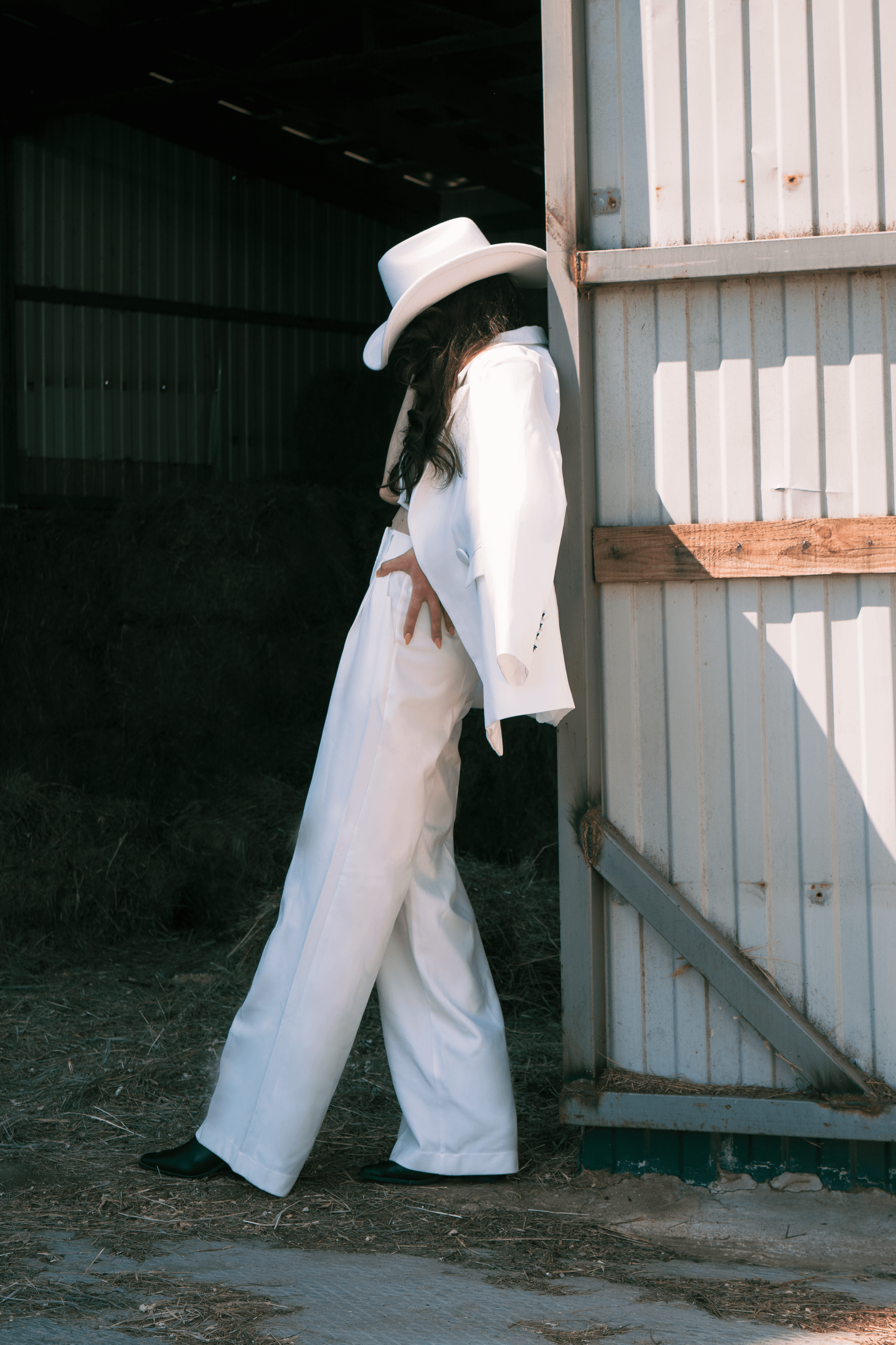 Фотосессия Ангелины в конюшне. Фотограф Евгения Саботаж в г. Москва