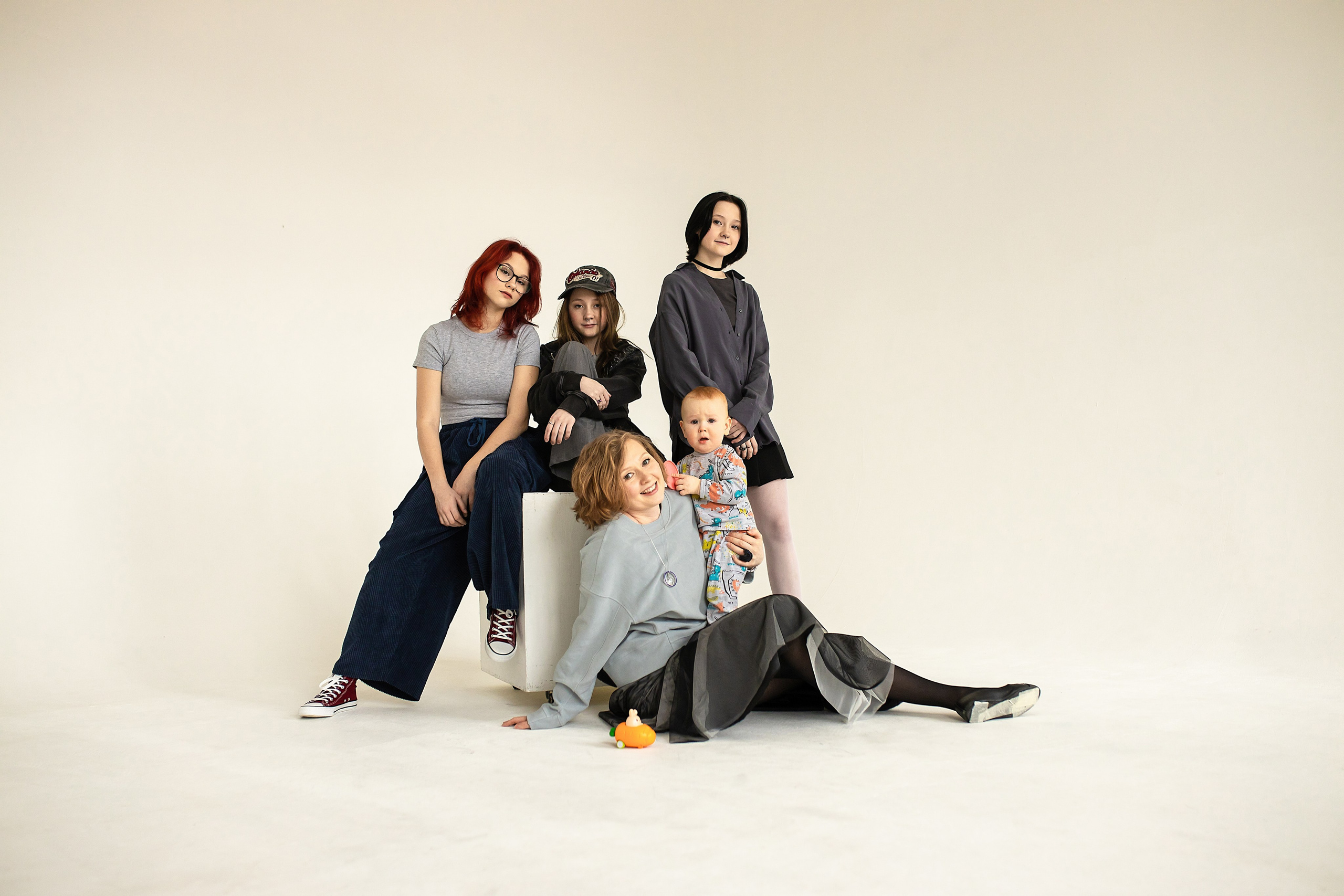 Семейная фотосессия на циклораме с естественным светом. Фотограф в Железнодорожном и Балашихе