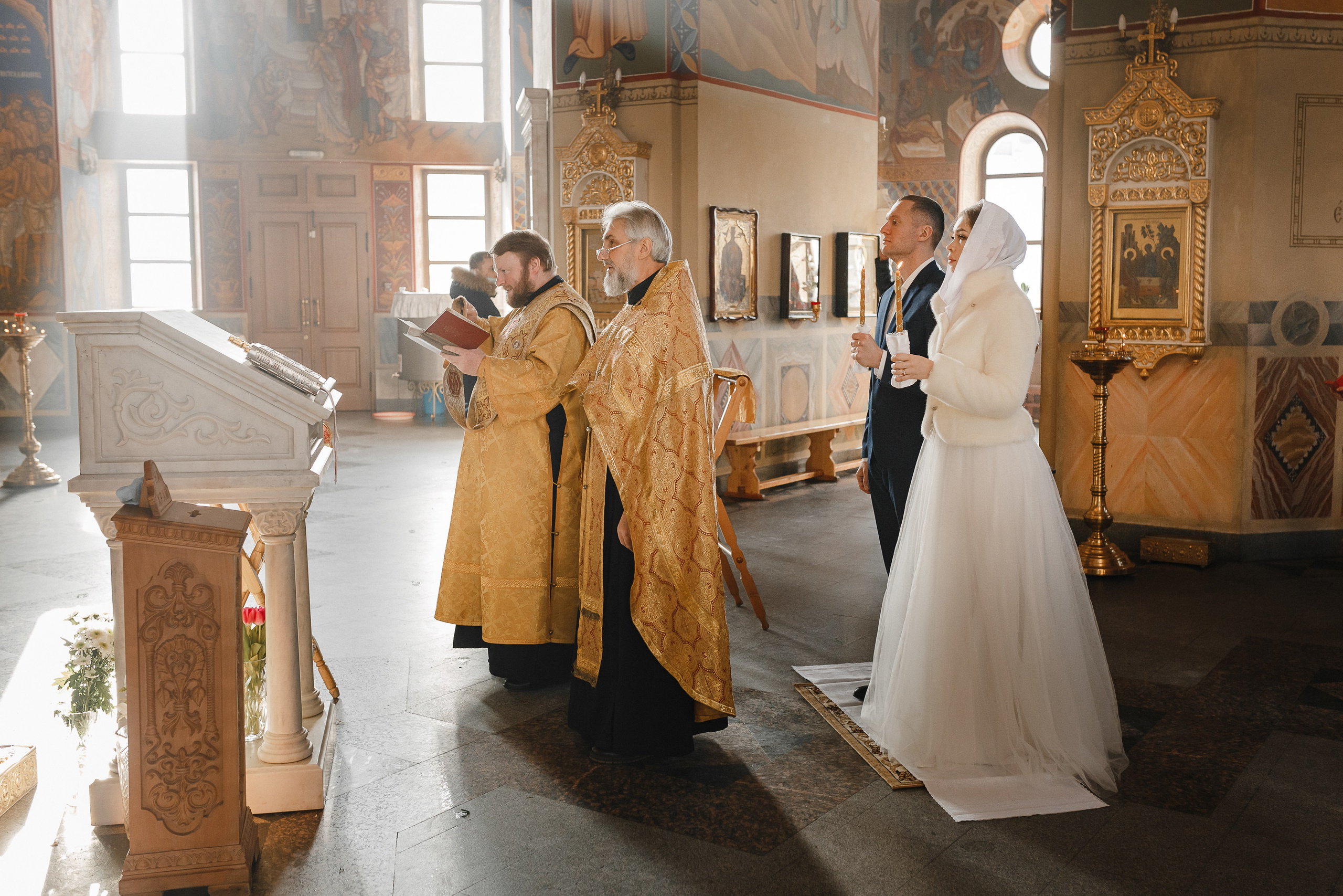 Профессиональный фотограф на таинство венчания в Москве и Московской области. Свадебный фотограф в Москве Мария Крош