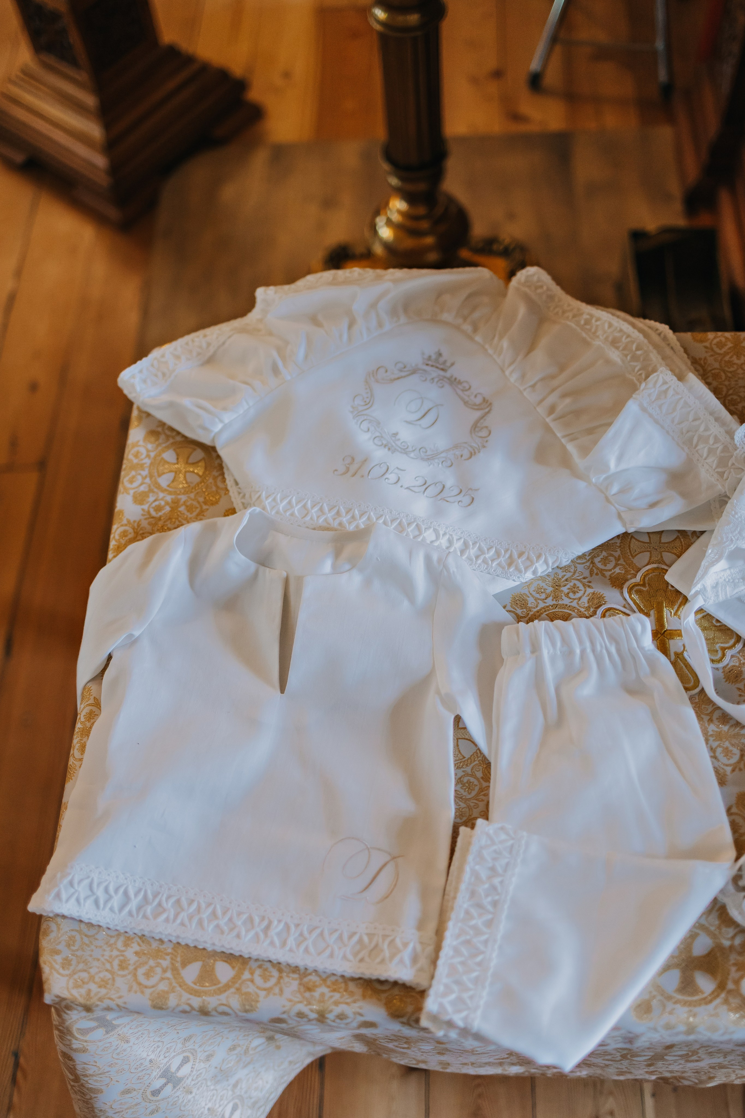 Фотосъемка крестин: Семейный портрет родителей и ребенка после обряда.