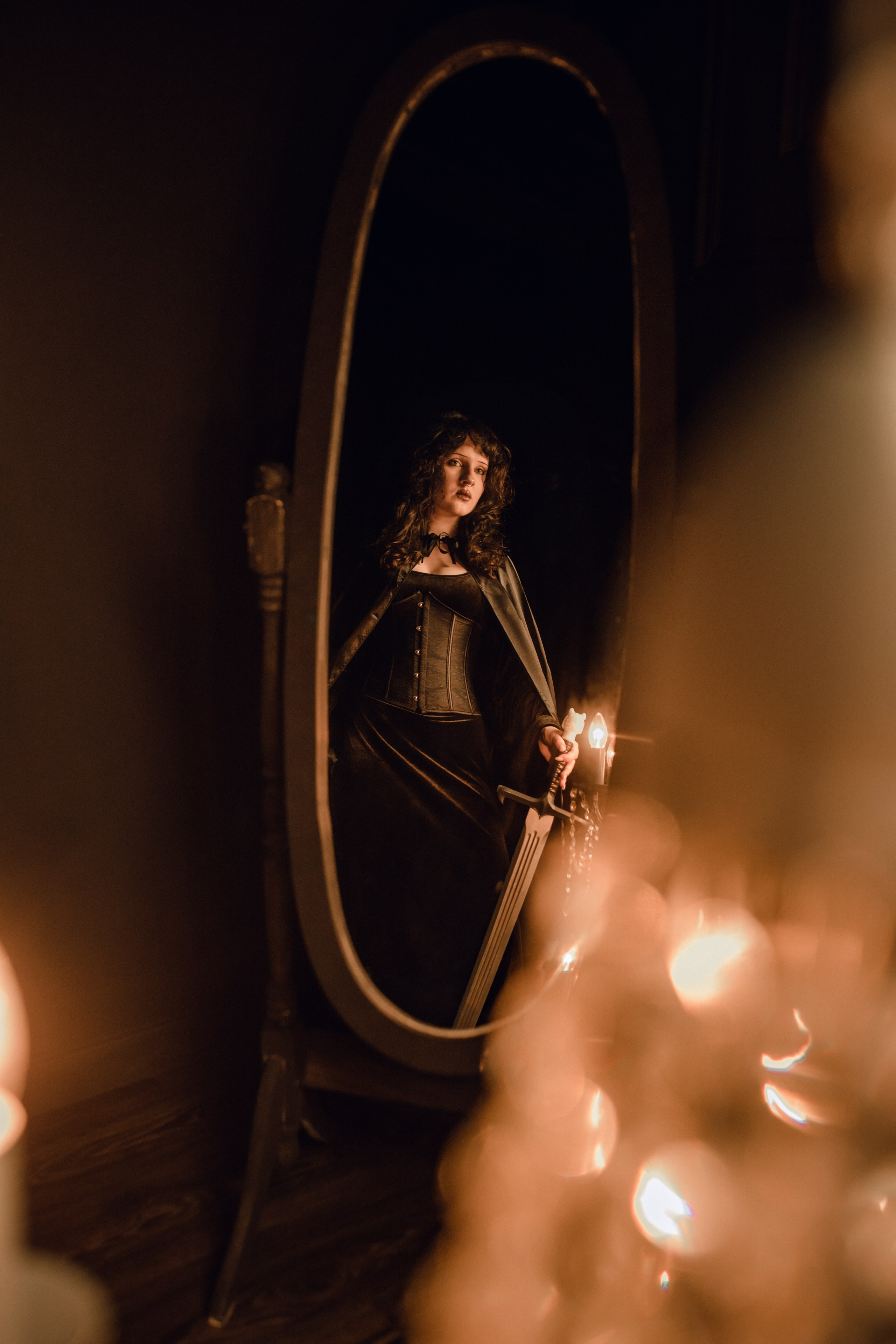 Портрет девушки, отражение в зеркале