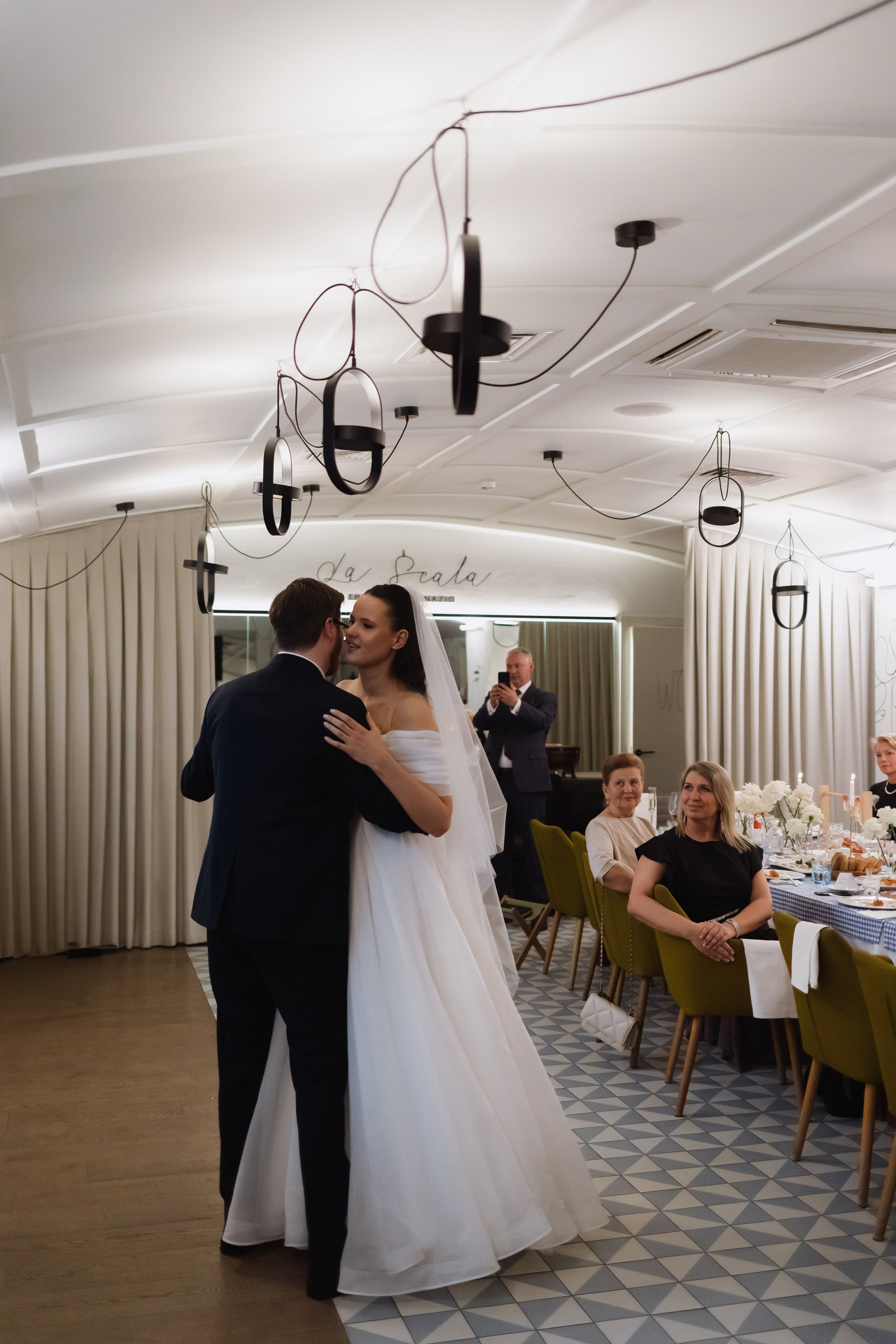 Свадебная фотосессия в Минске в итальянском ресторане La Scala
