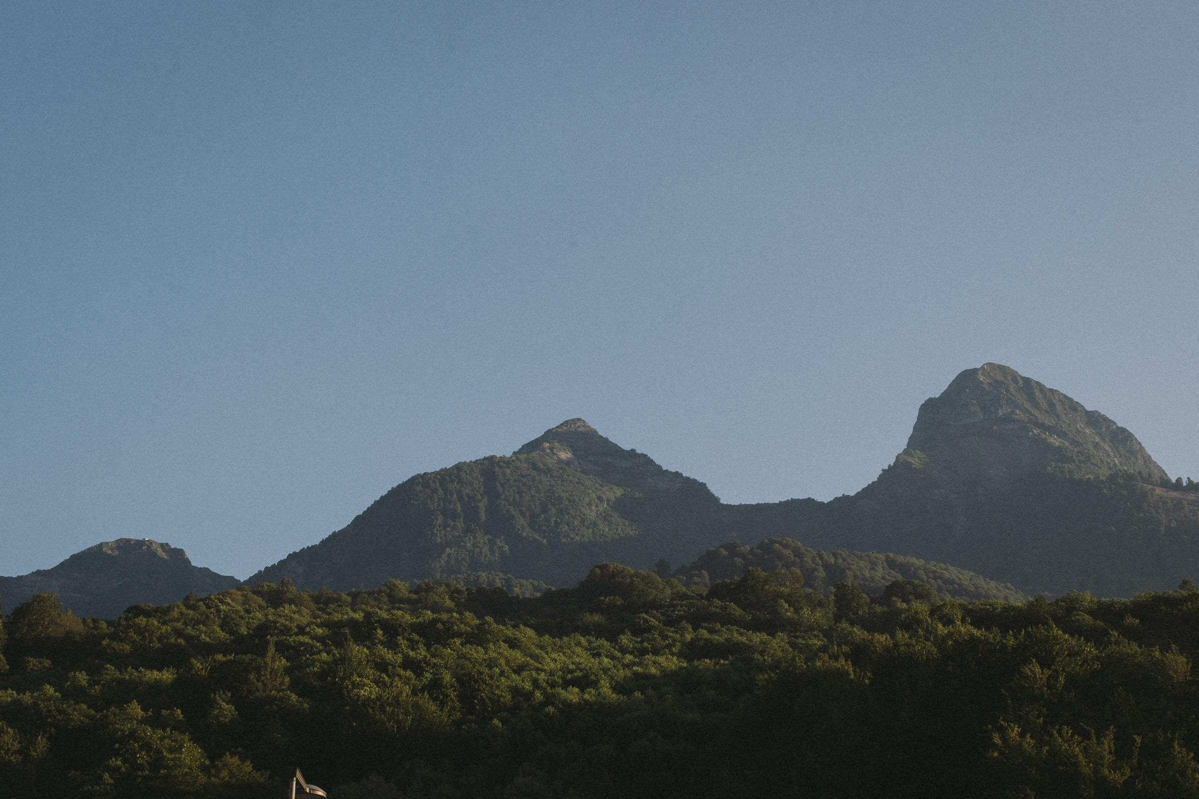 Свадебный день для двоих: сборы невесты в пятизвёздочном отеле и прогулкой пары в горах Красной поляны. Свадебный, репортажный и портретный фотограф Сочи, Краснодар. Александра Зайцева