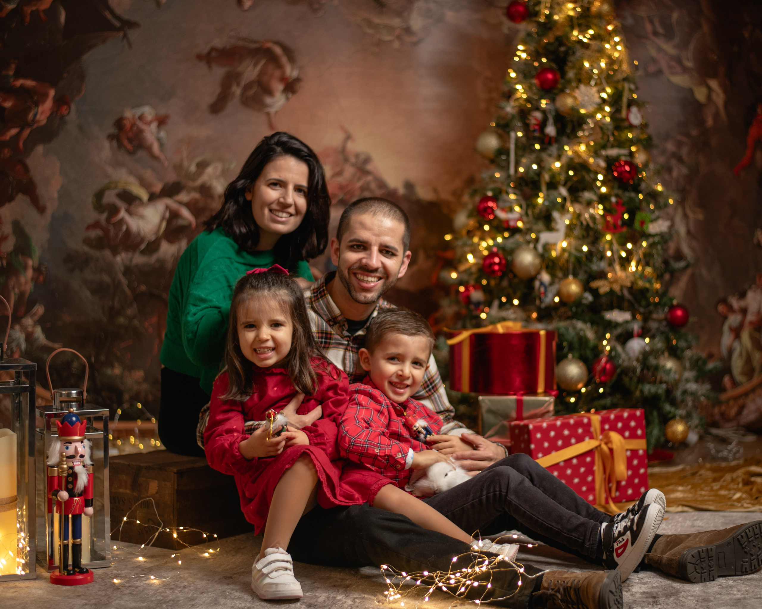 CATIA AND HER FAMILY. Anastasiia Antoniuk portrait, family and couple photographer, Portugal