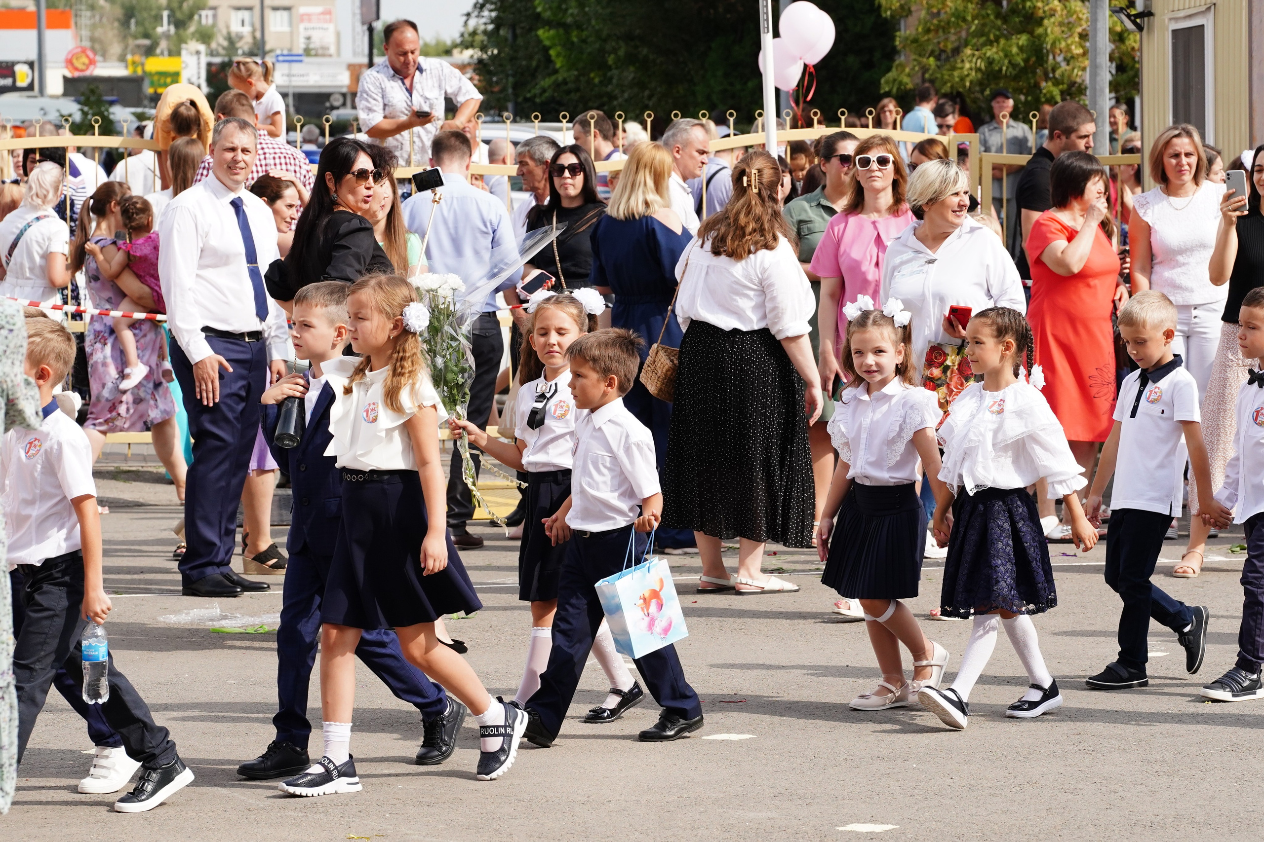 1 сентября Линейка. MEMENTO.Выпускные альбомы, школьные, юбилейные и другие книги. Ростов-на-Дону