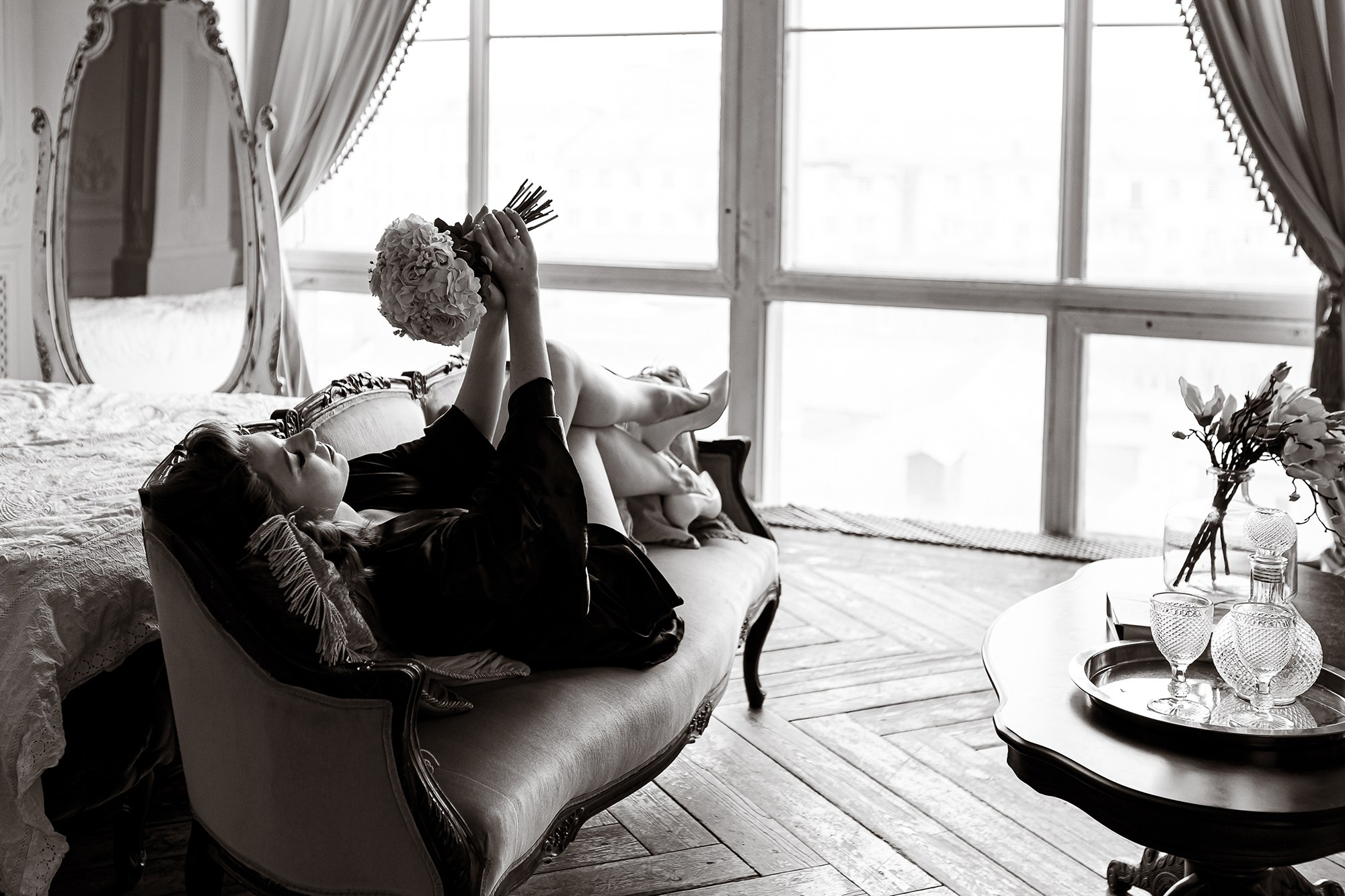 Черно-белое фото невесты в студии