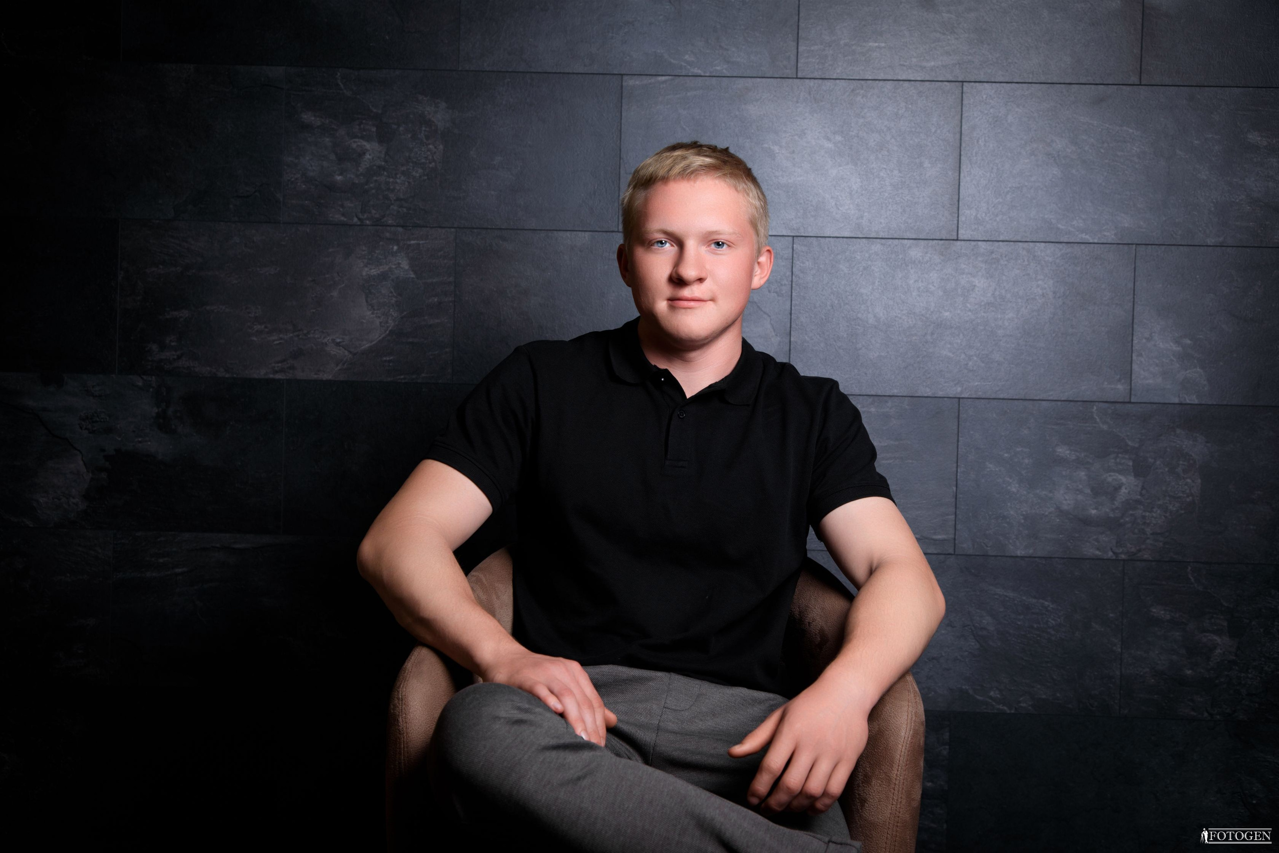 Профессиональная мужская фотосессия в Fotogen: Ваша история в кадре. Интерьерная фотостудия FOTOGEN г. Краснодар