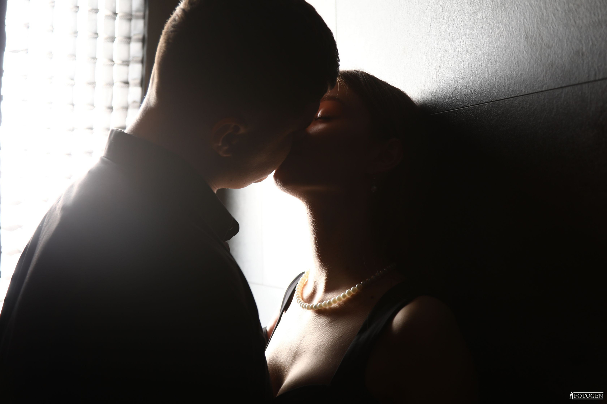 Love story в стиле минимализм - Силуэты жениха и невесты на сером фоне