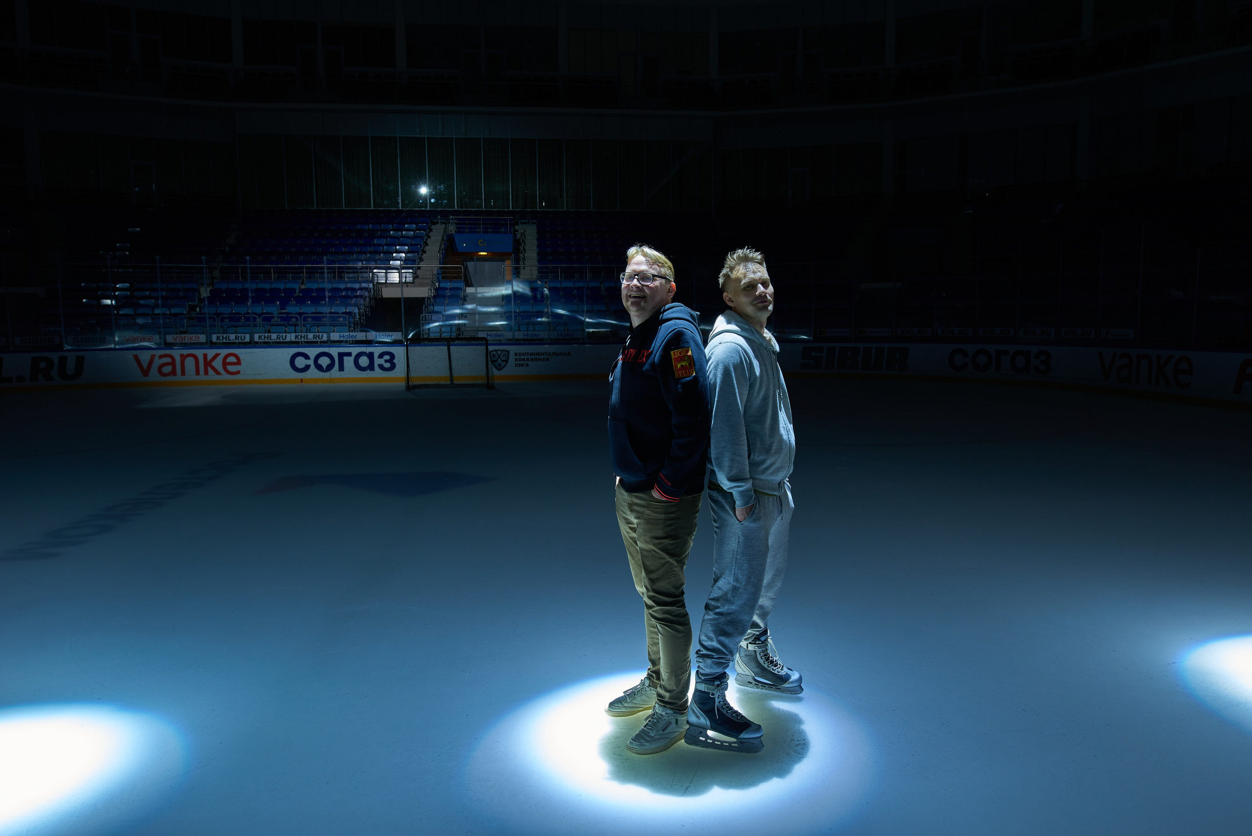 BACKSTAGE. Www.apowerstudio.com