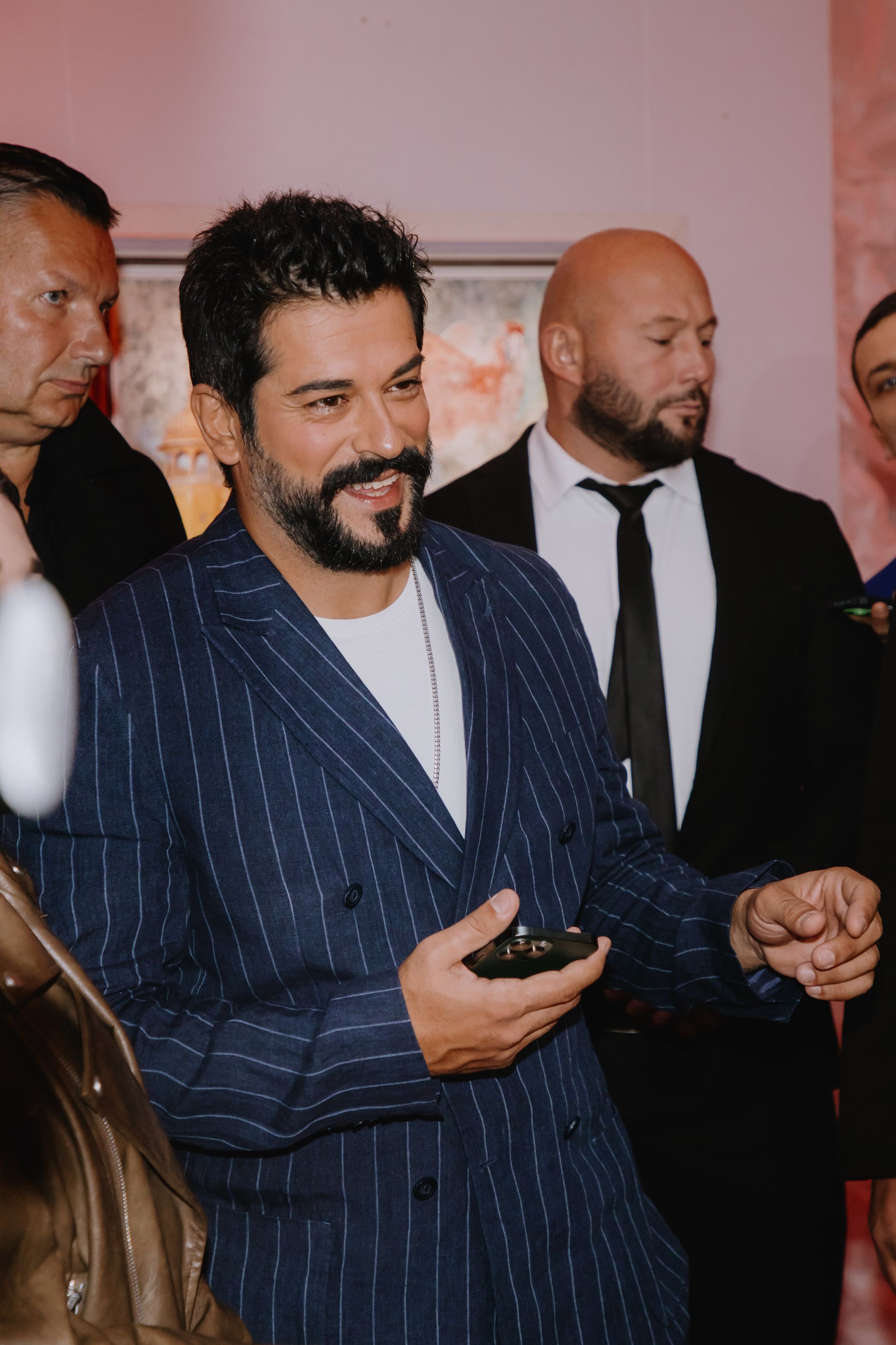 Бурак Озчивит посетил выставку Никаса Сафронова. Фотограф в Москве и Санкт-Петербурге Дарина