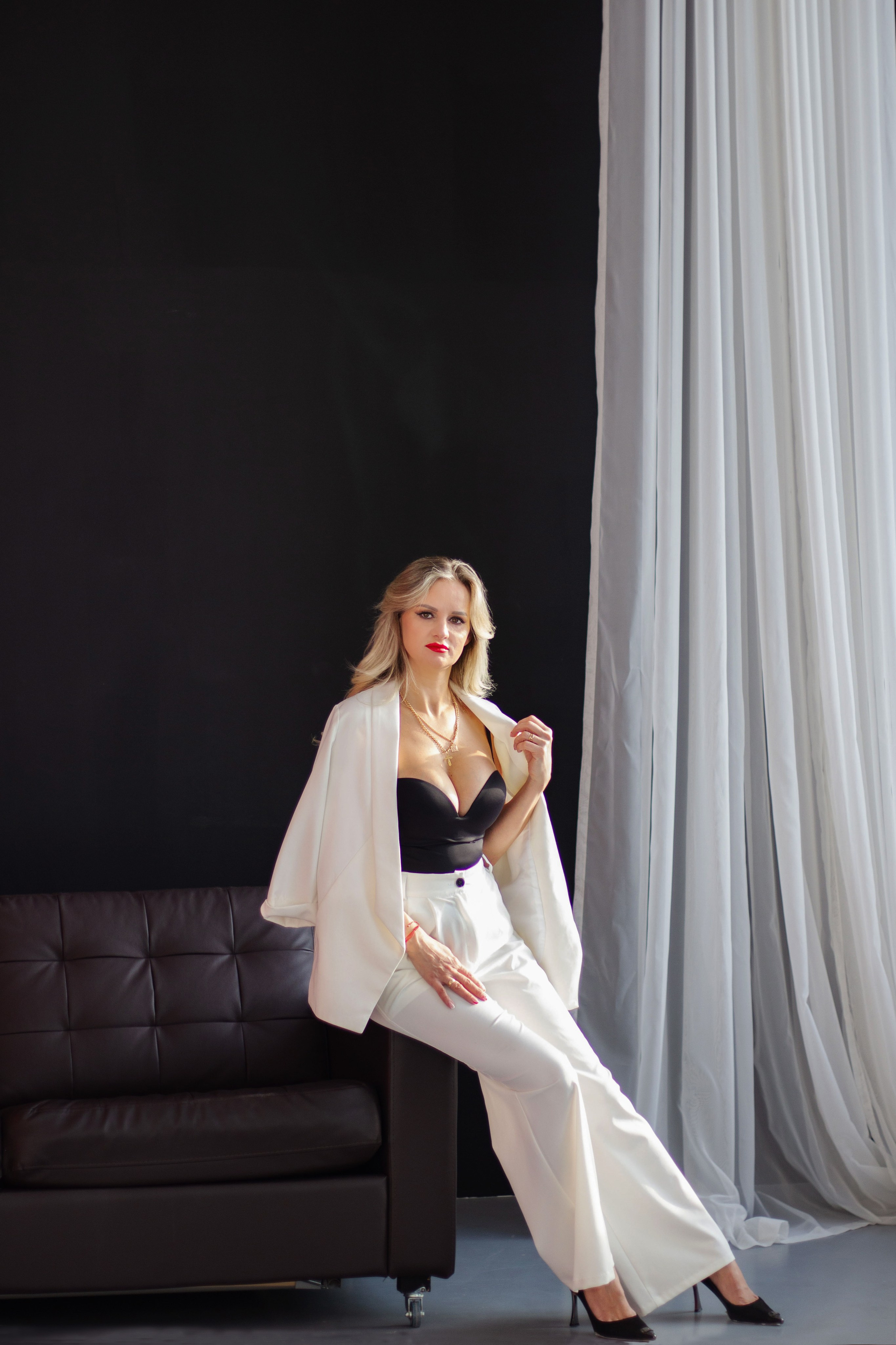 Фотограф в студии, студийная съемка в Орске недорого. Женский фотограф в Орске Новотроицке Динара Долганова