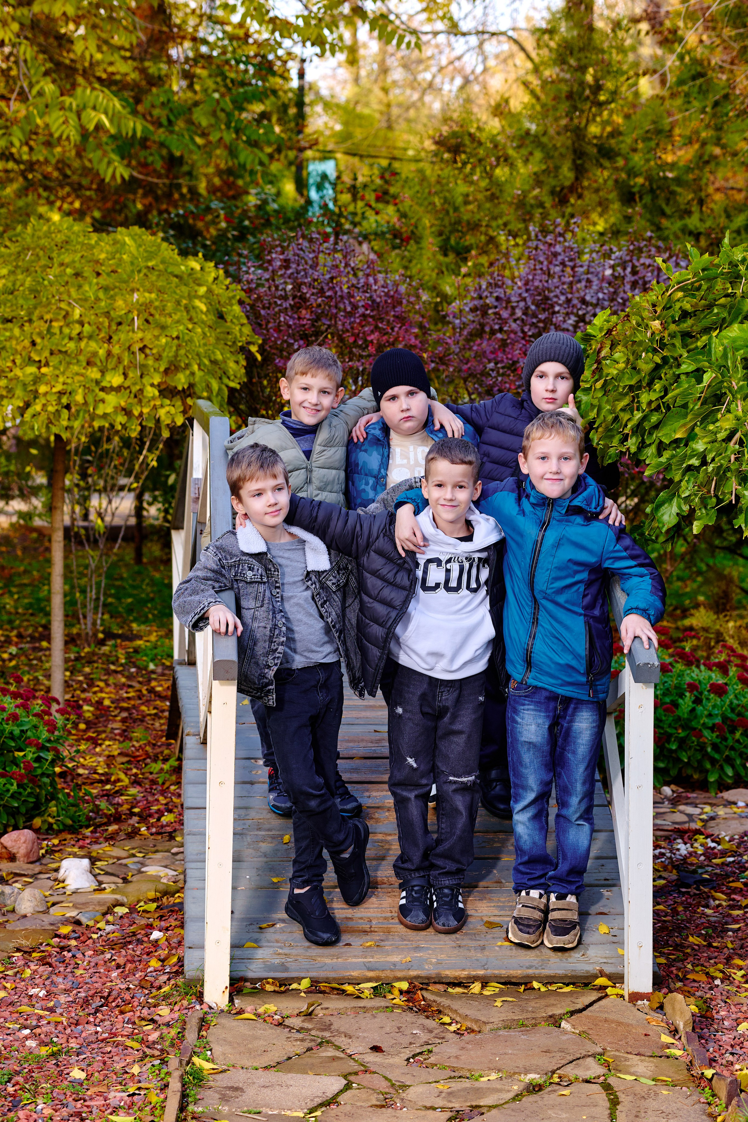 Прогулка в парке классом. Фотограф Выпускные альбомы Таганрог Сергей Коробченко