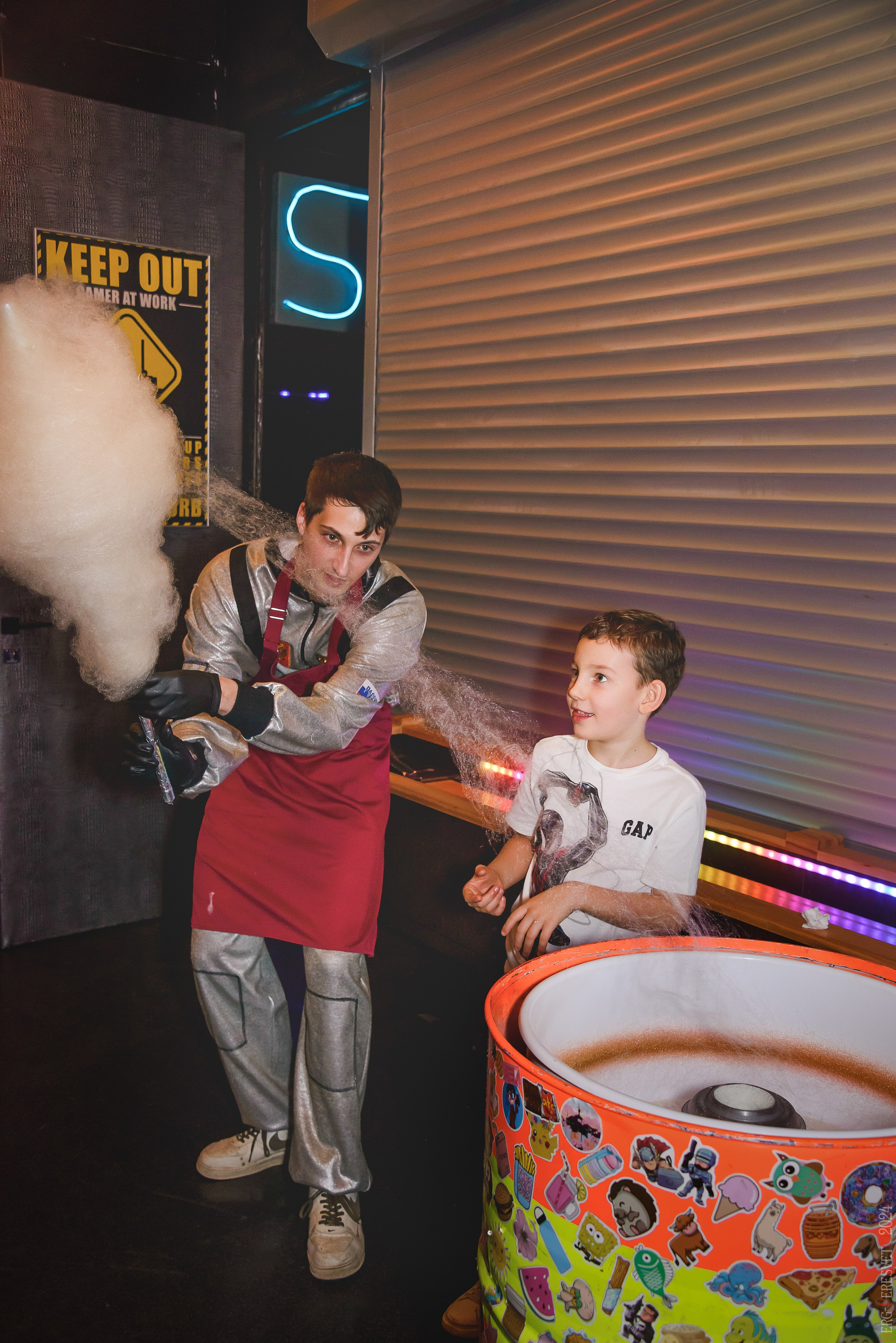 День рождения — шоу 2024-25: мафия, сахарная вата, бумажная дискотека, пиньята, зеркальный лабиринт. Ваш фотограф на праздник в Москве, Раменском, Жуковском, Люберцах