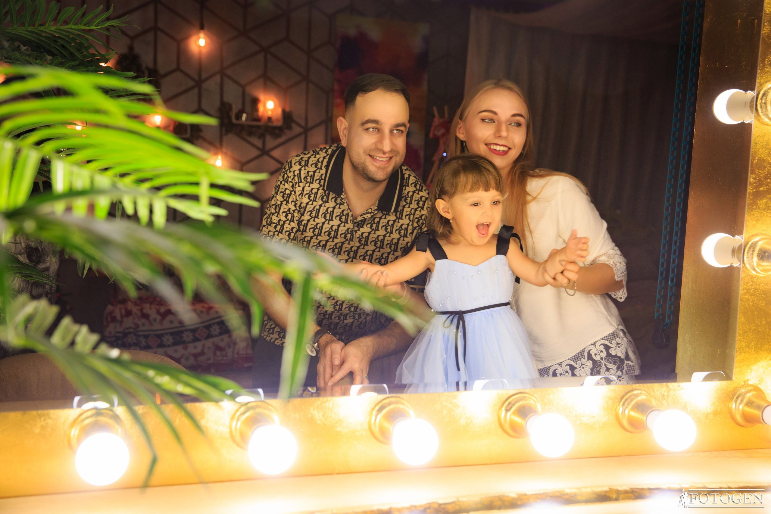 Семейная фотосессия: мама, папа и малыш | Портфолио Fotogen. Интерьерная фотостудия FOTOGEN г. Краснодар