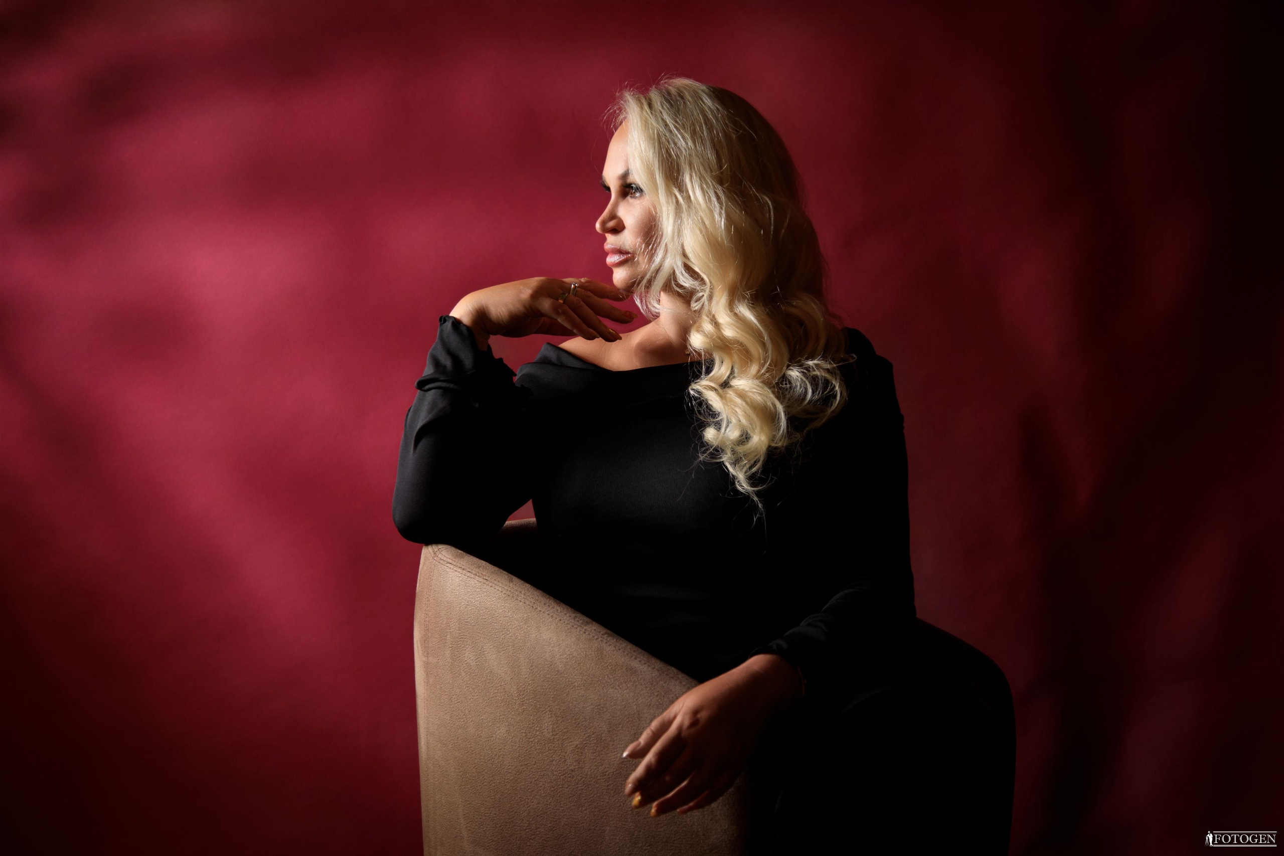 Индивидуальная женская фотосессия в интерьерах студии Fotogen. Интерьерная фотостудия FOTOGEN г. Краснодар