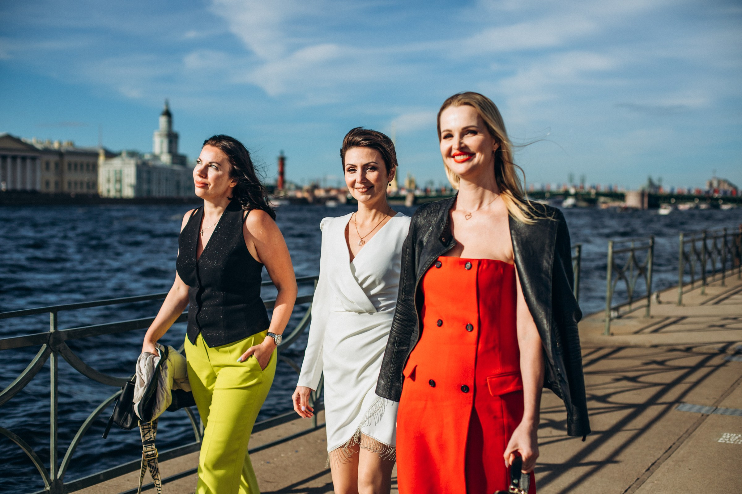 Ольга, Настя и Марина в июне. Фотопрогулка в Петербурге. Индивидуальный и семейный фотограф в Санкт-Петербурге