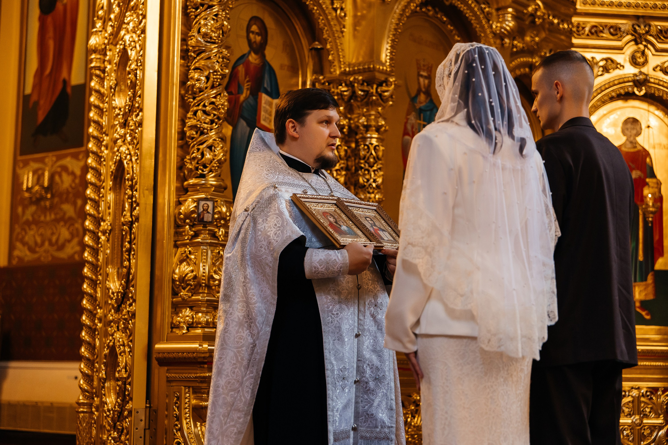 Венчание в Свято-Екатерининском Соборе. Свадебный фотограф Виолетта Сидельникова. Краснодар, Россия, Беларусь, Европа