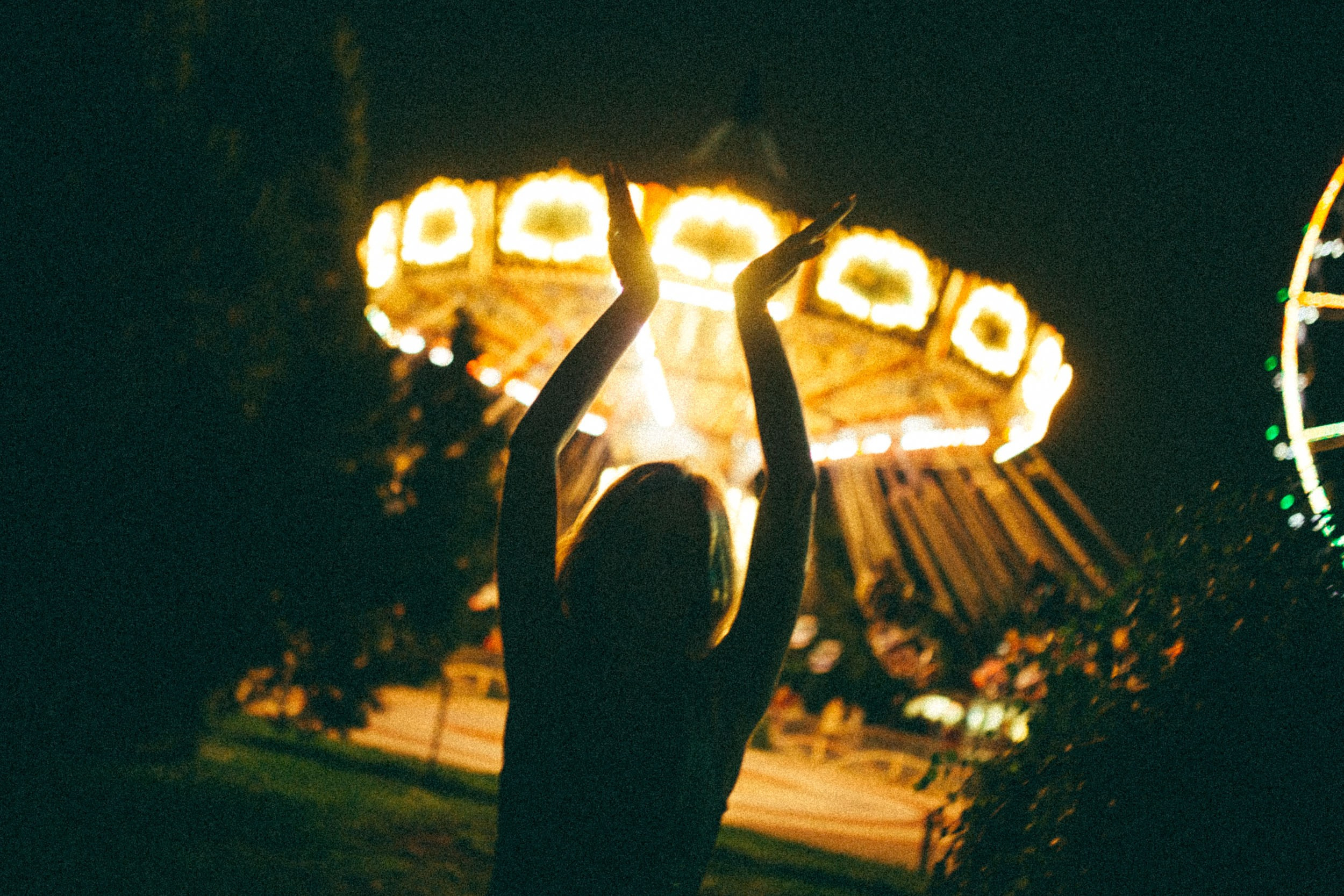 Девушка на прогулке в парке развлечений