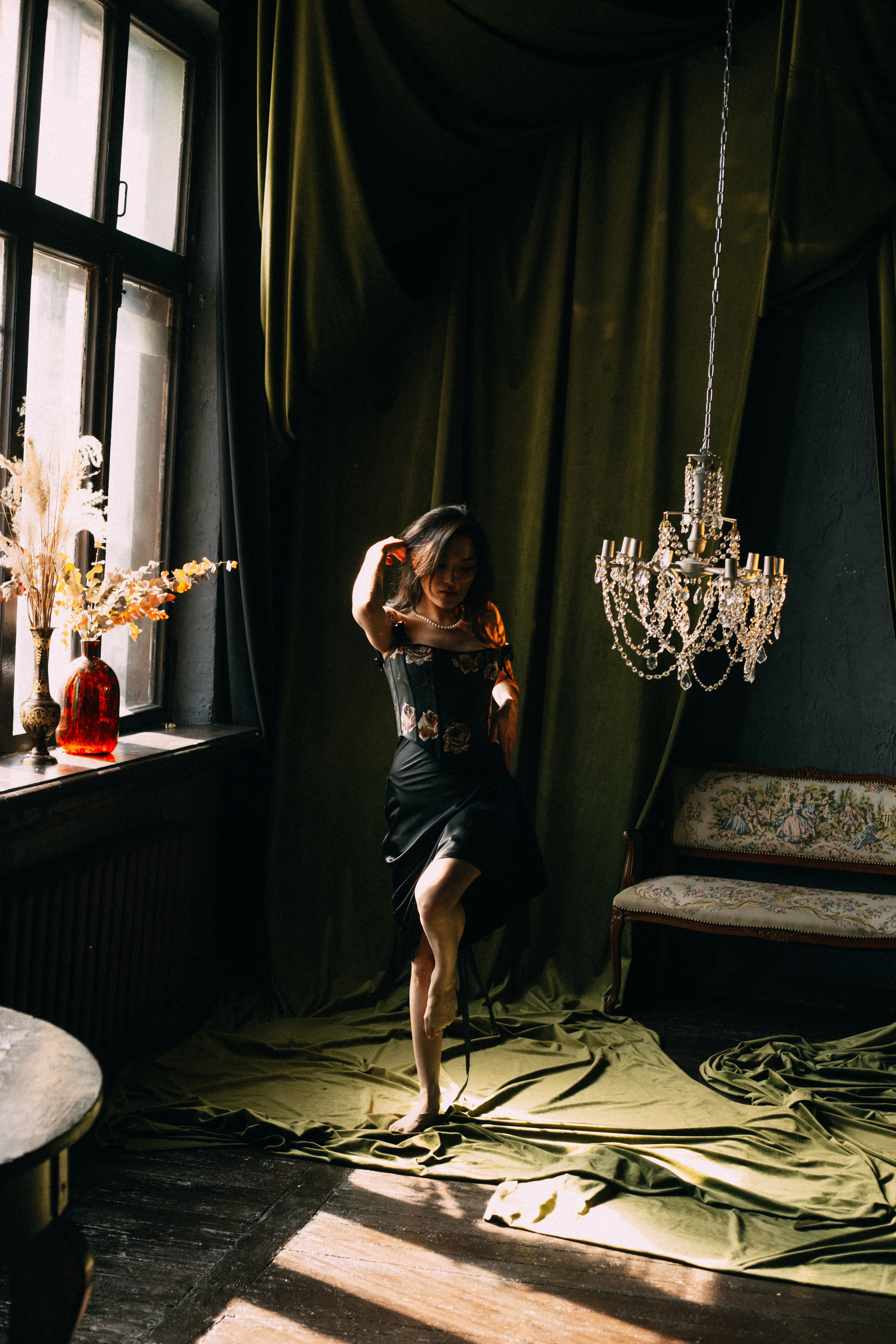 Драматичный женский портрет, глубокий взгляд, контрастное освещение,фотосессия Новосибирск, женская фотосессия в Новосибирске, женский фотограф, фотосессия в студии, красивая девушка