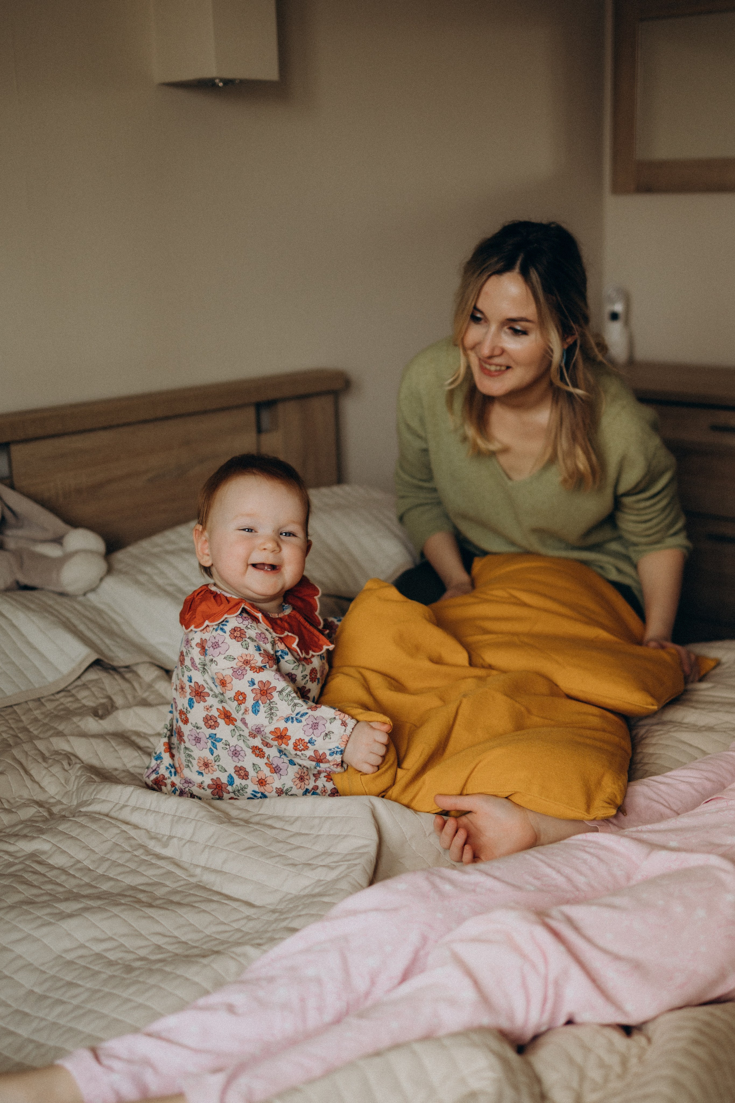 Домашняя фотосессия мамы и маленькой дочки Мирославы. Семейный фотограф в Москве и Люберцах Юлия Гуськова