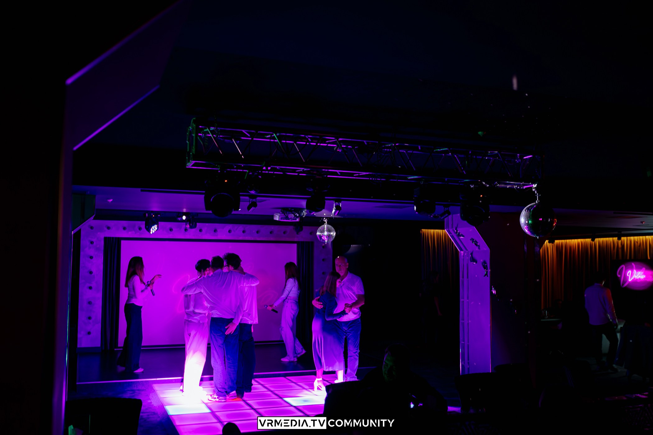 Караоке-бар «Volna»: Friends day или день дружбана