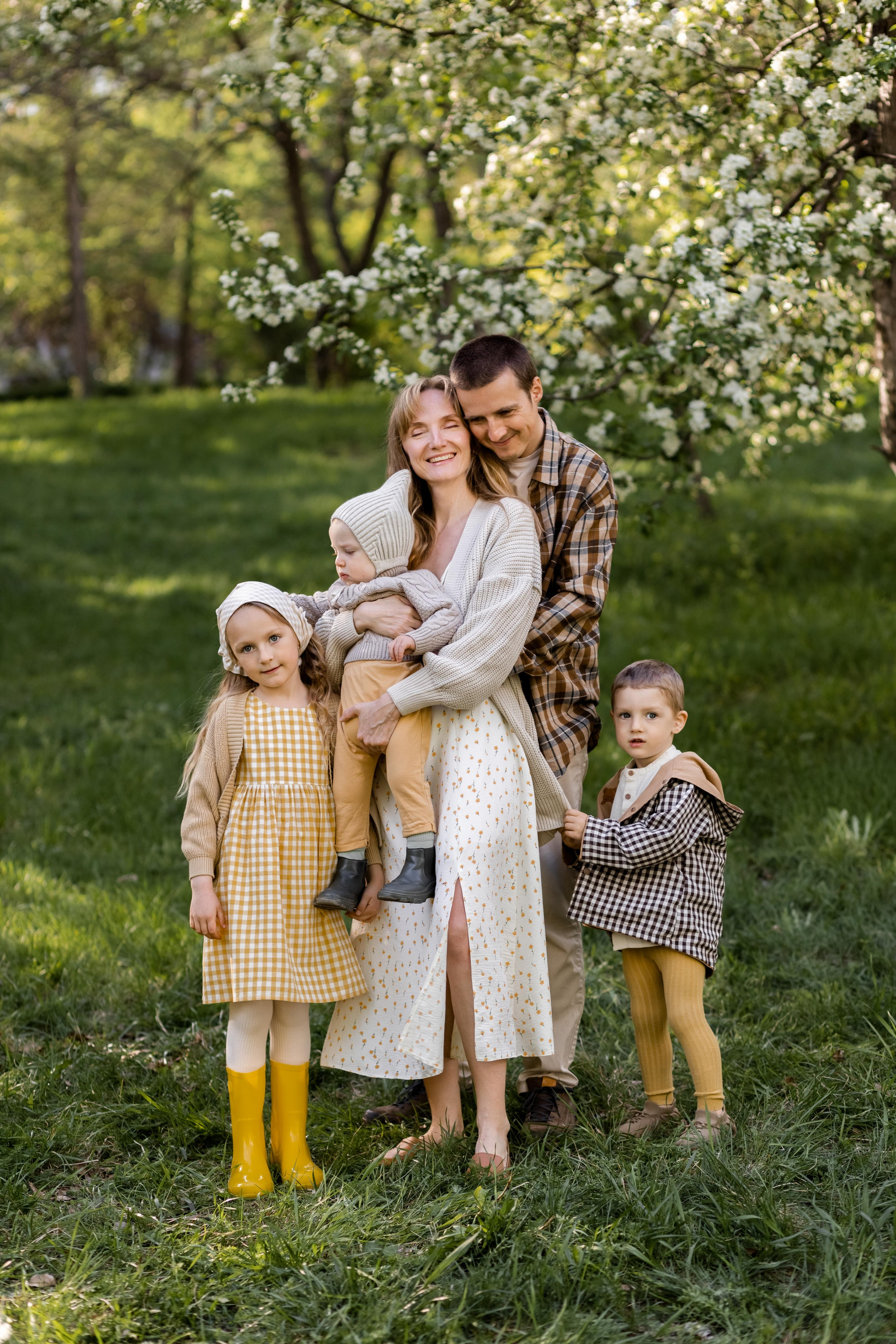 Большая семья в яблонях. Семейный и детский фотограф в Екатеринбурге Светлана Гостюхина