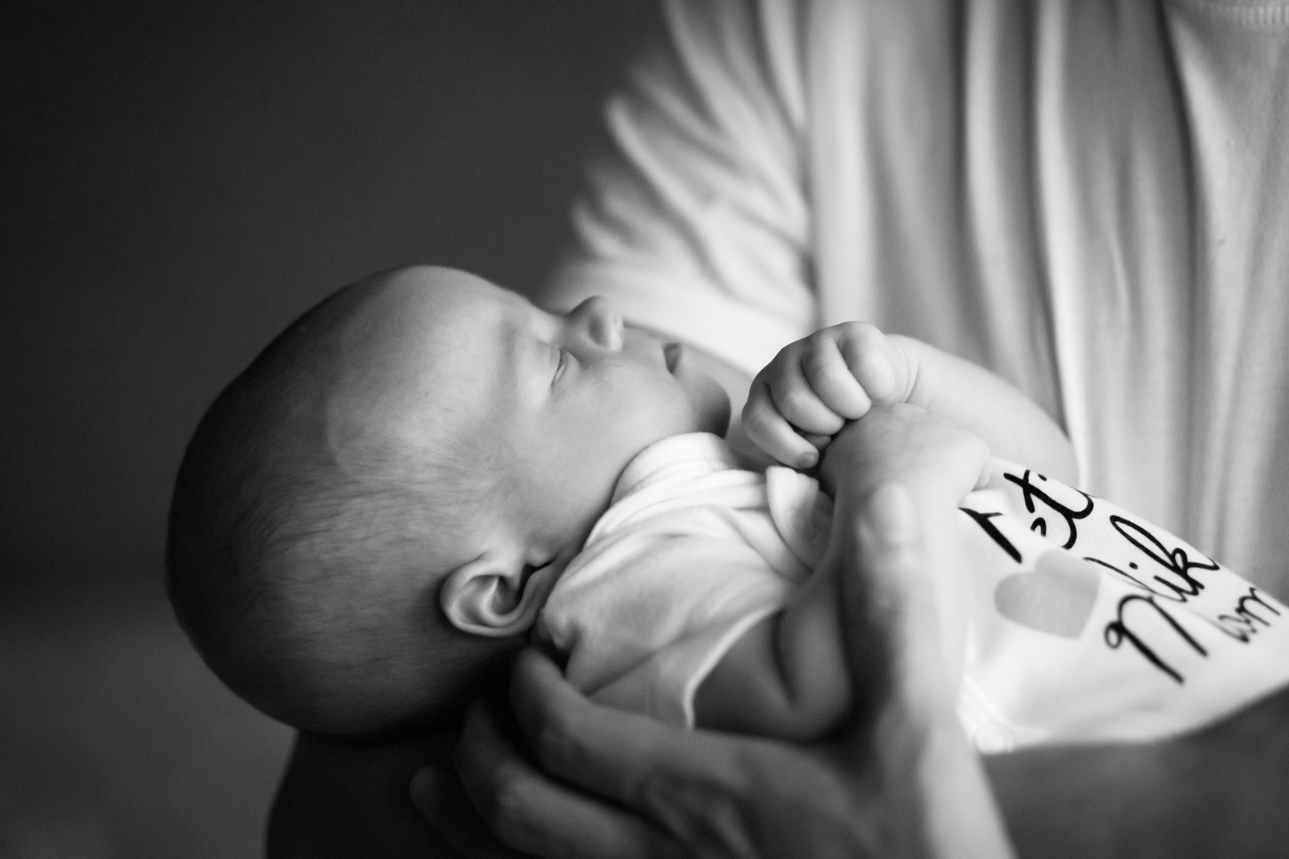 Черно-белая съемка новорожденной. Фотографы в Москве Светлана Устинова и Сергей Грачев