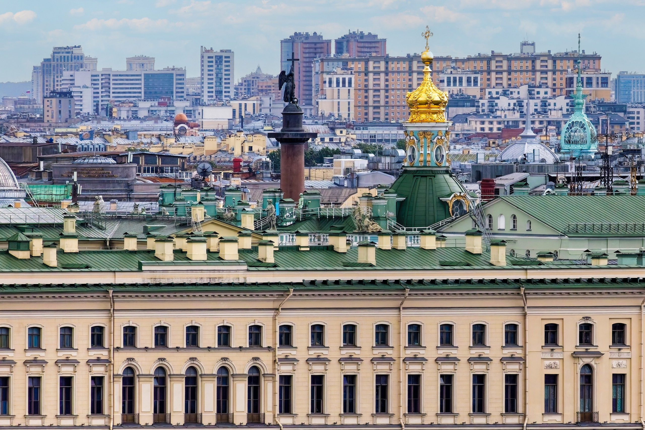Вид со смотровой площадки Петропавловского собора на купол большой домовой церкви Зимнего дворца и ангела на Александровской колонне Санкт-Петербурга