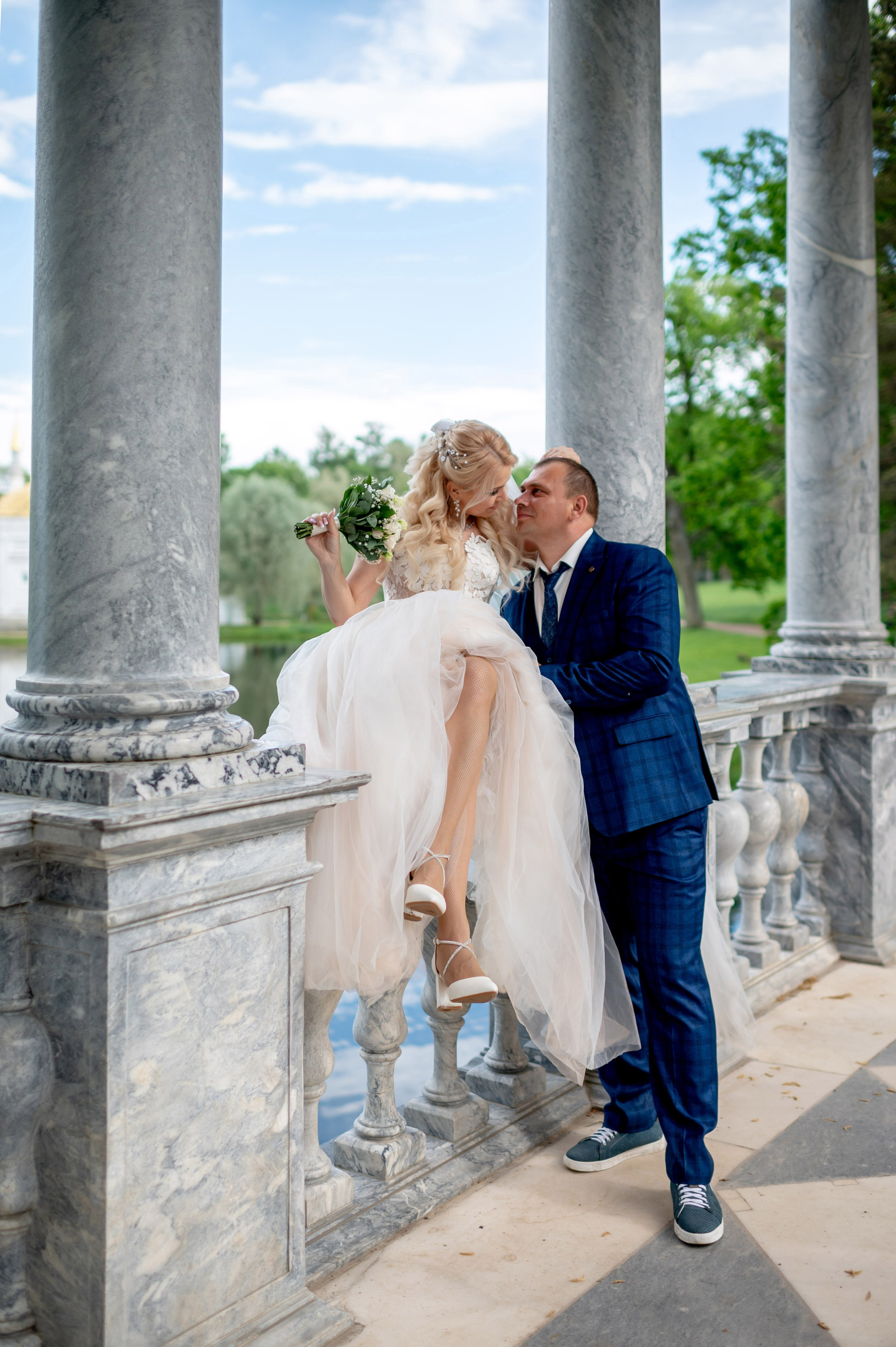 Евгения (фотосессия с малиновым chevrolet camaro, в сирени в Пушкине в Екатерининском парке). Портретный, семейный и свадебный фотограф в Санкт-Петербурге и в Пушкине Ширяев Денис