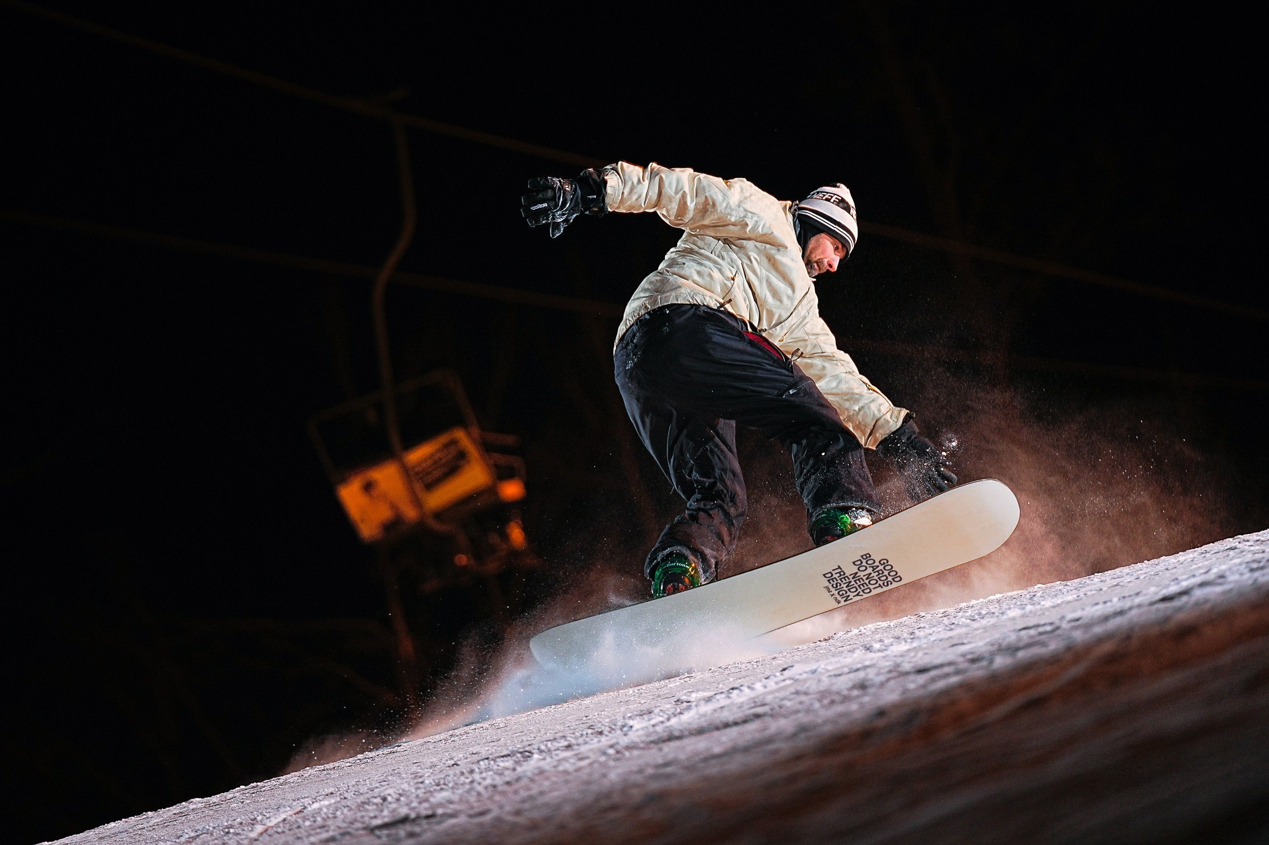 Вечерняя съёмка на склонах с использованием внешних вспышек. Фотограф Студитский Евгений