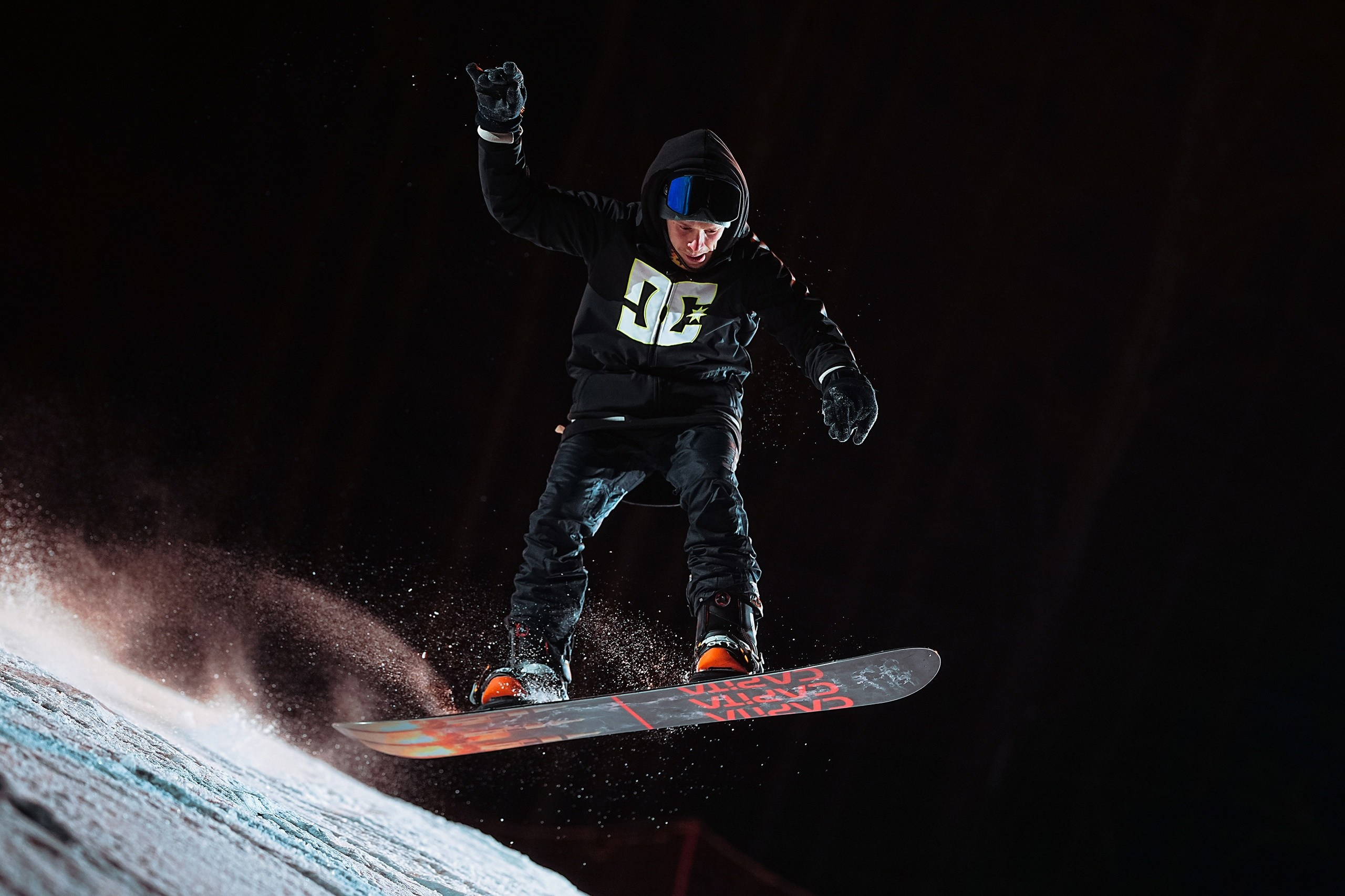 Вечерняя съёмка на склонах с использованием внешних вспышек. Фотограф Студитский Евгений