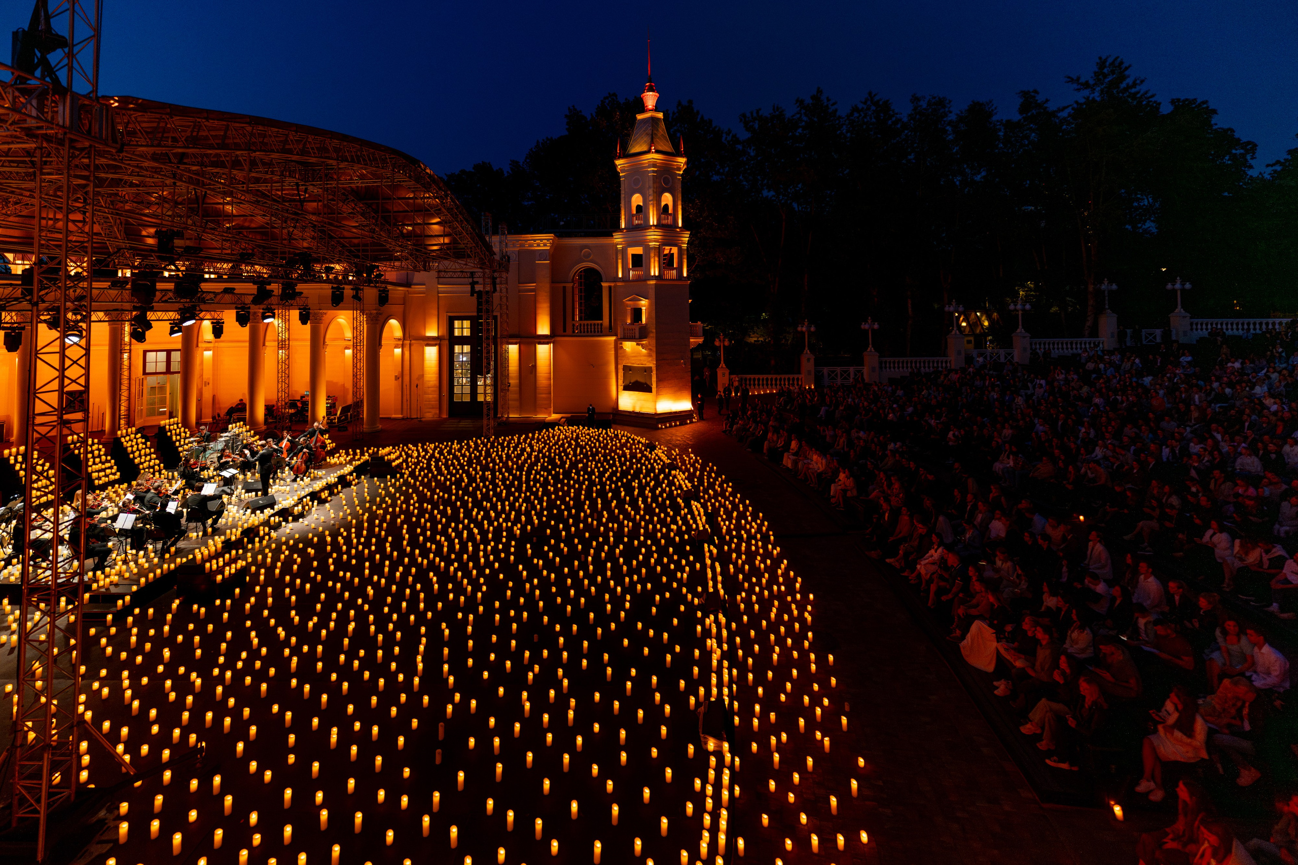 Симфонический оркестр Lumisfera при свечах. Фотограф Никита Комаров