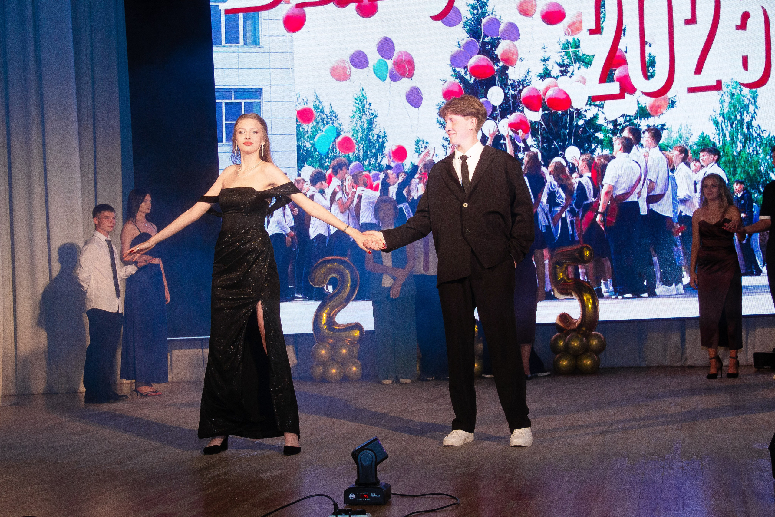 9-11 классы СЪЁМКИ ВЫПУСКНЫХ И ПОСЛЕДНИХ ЗВОНКОВ. Выпускные альбомы для школ и Детских садов в Барнауле /Выпускные/Свадебные/Детские/Семейные и др. виды съёмок /Фотограф Вера Валейко